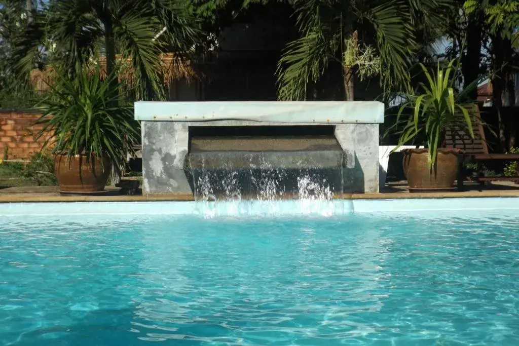 Swimming Pool in Lanta Long Beach Hostels