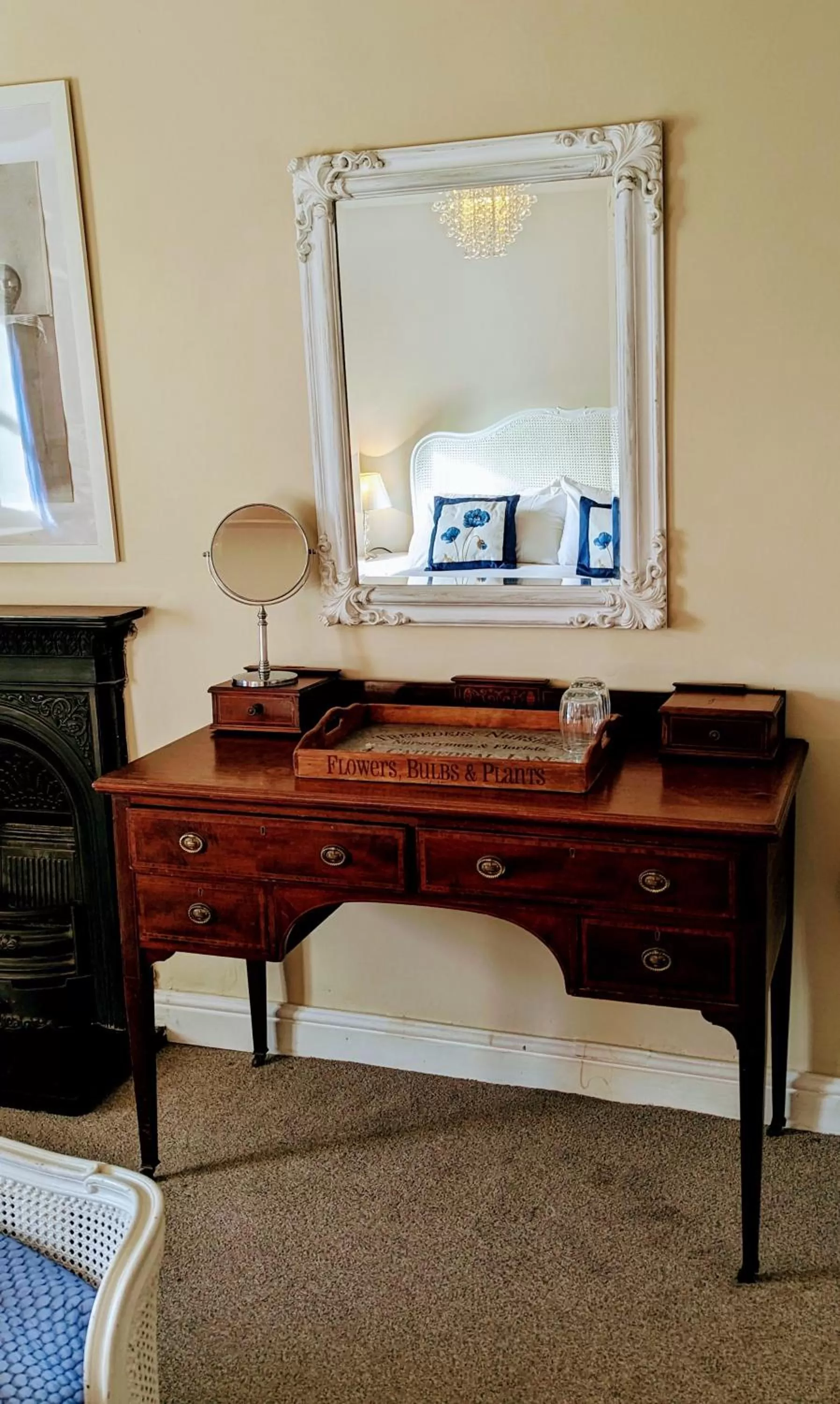 hair dresser, TV/Entertainment Center in Britannia House Vintage B&B Cornwall