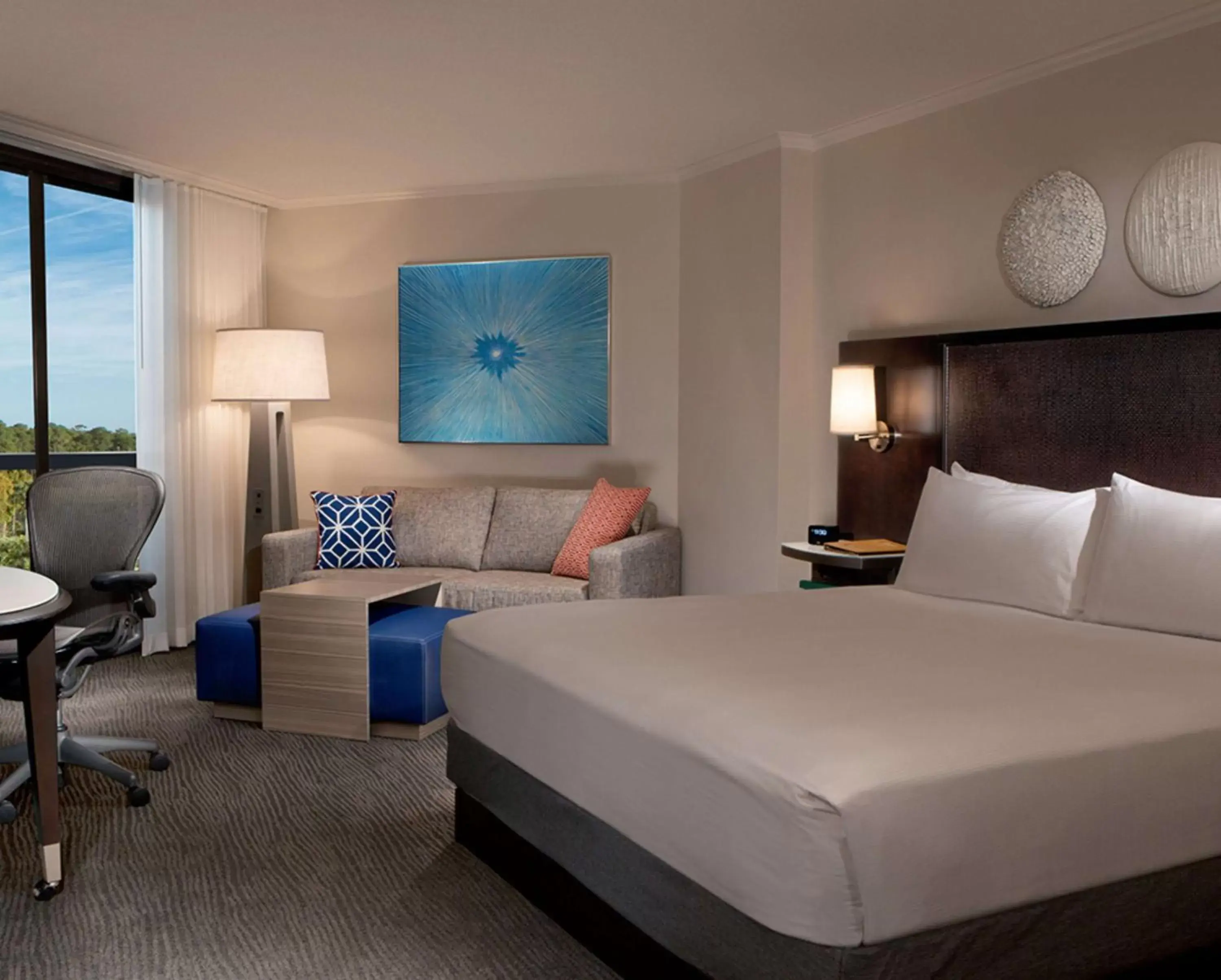 Living room, Bed in Hilton Orlando Buena Vista Palace - Disney Springs Area