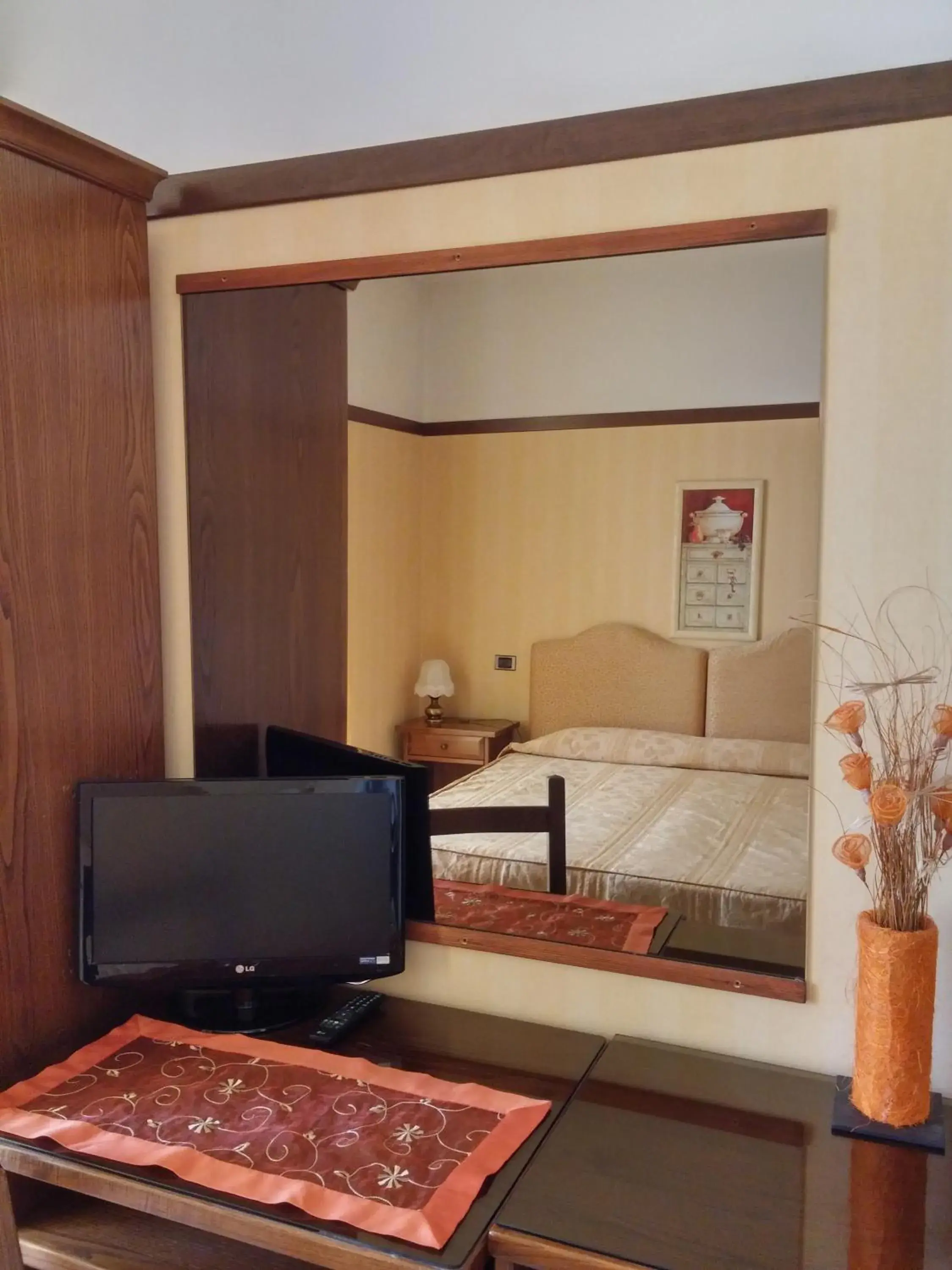 Bedroom, TV/Entertainment Center in Hotel Riviera