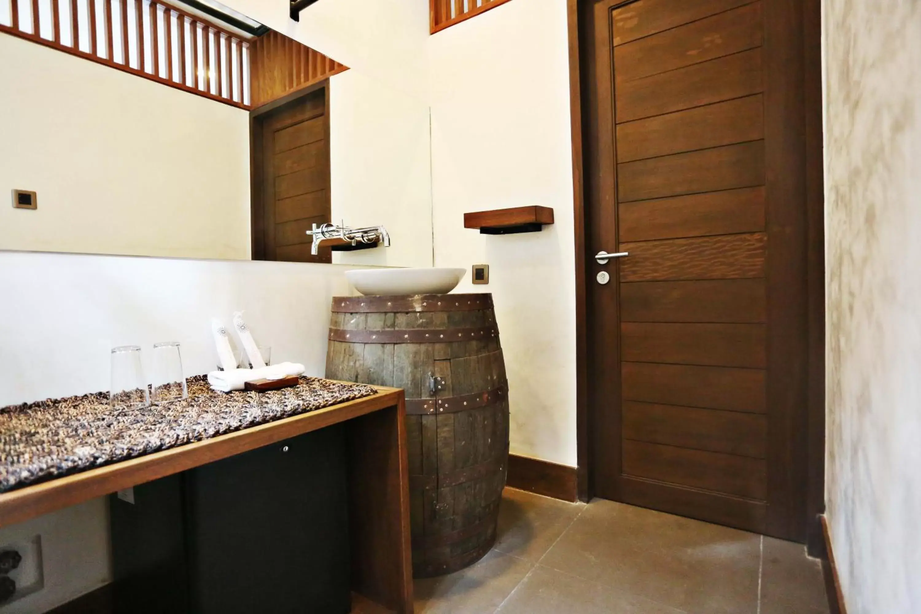 Bathroom, Kitchen/Kitchenette in The Funny Lion - Coron