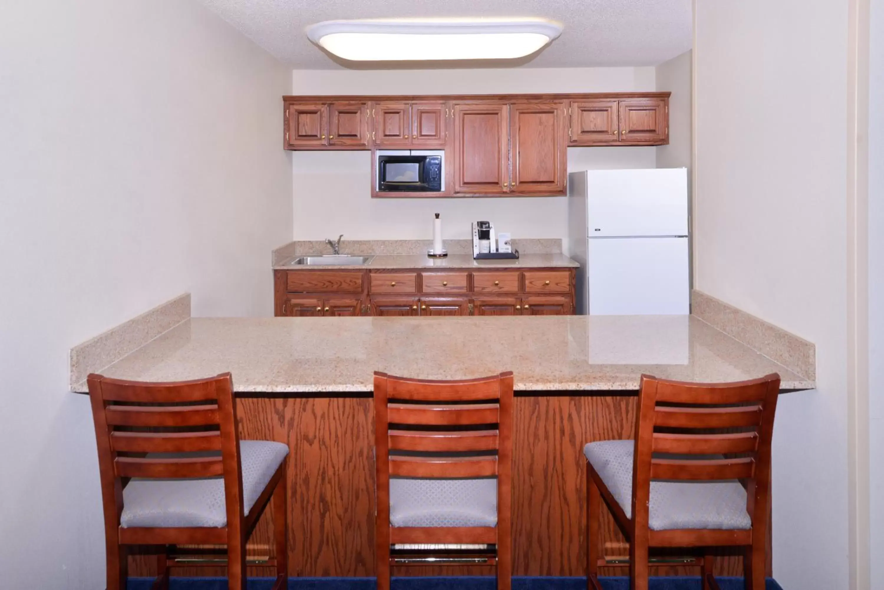 Photo of the whole room, Kitchen/Kitchenette in Holiday Inn Express Hotel & Suites Sioux Falls At Empire Mall, an IHG Hotel