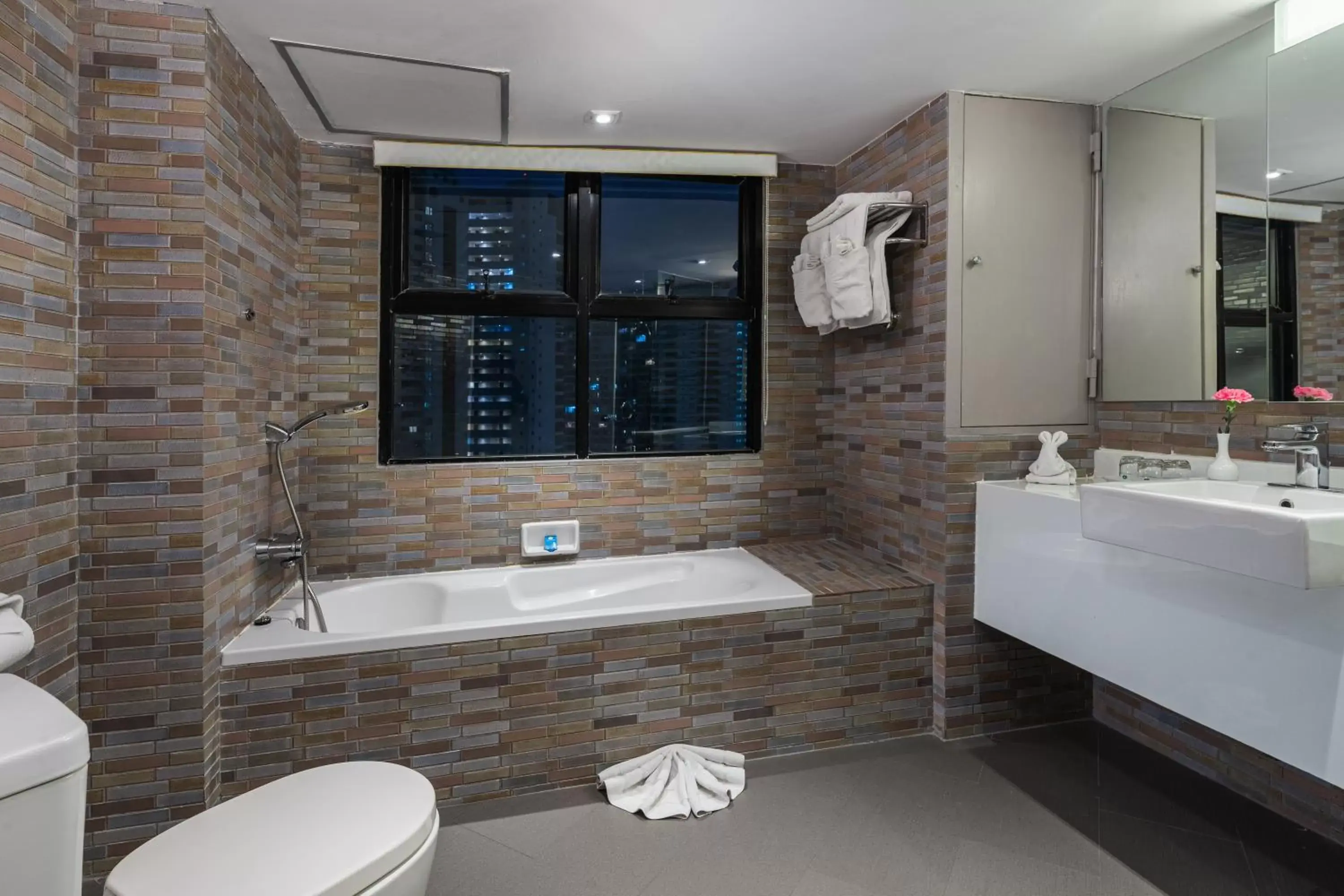 Bathroom in Jomtien Palm Beach Hotel and Resort - SHA Extra Plus