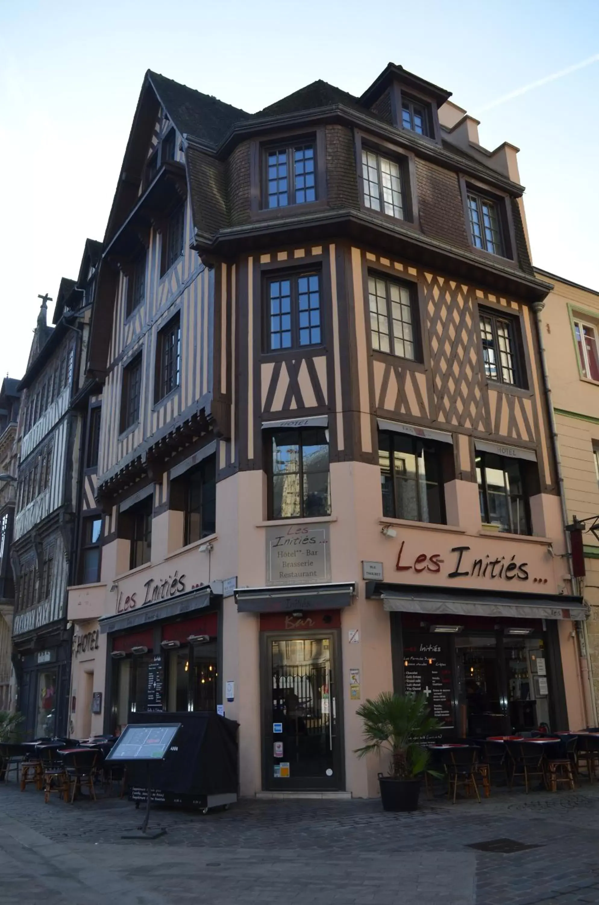 Facade/entrance, Property Building in Les Initiés