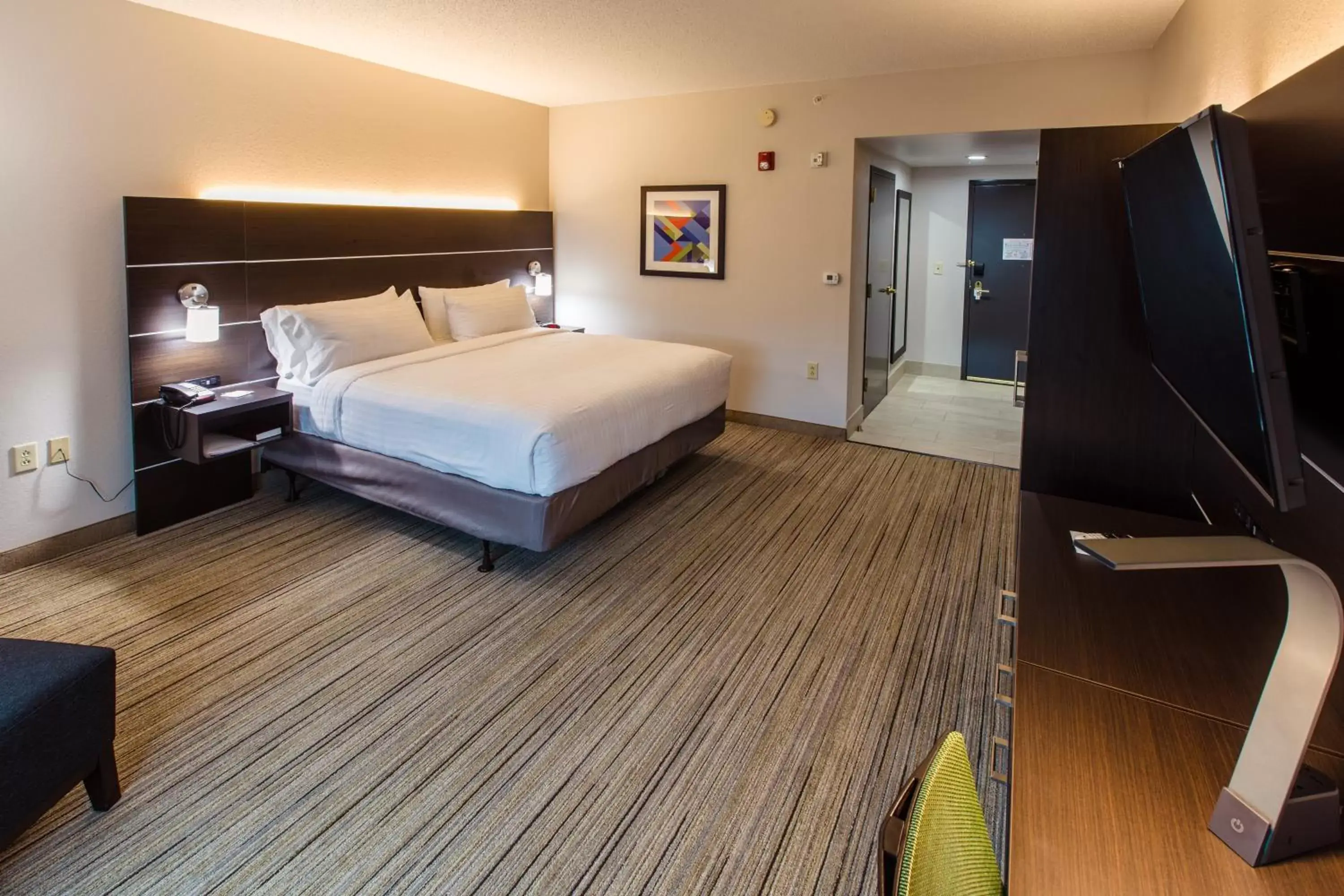 Photo of the whole room, Bed in Holiday Inn Express Hotel & Suites Harriman, an IHG Hotel