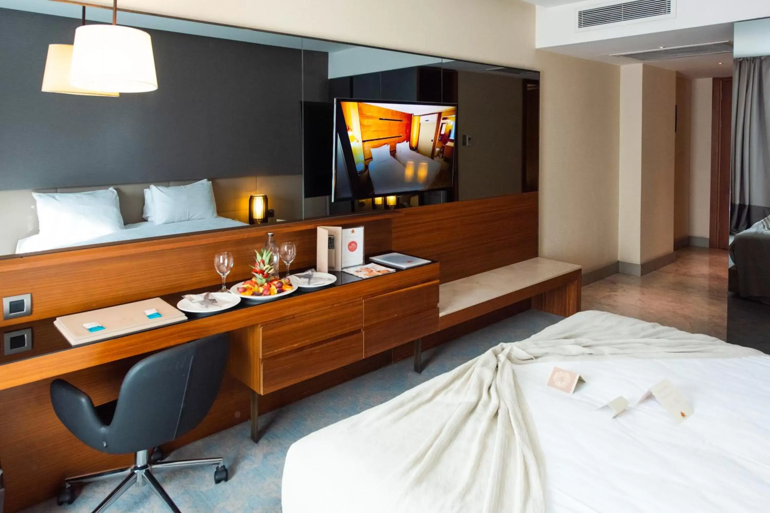 TV and multimedia, Bed in Dosso Dossi Hotels & Spa Downtown
