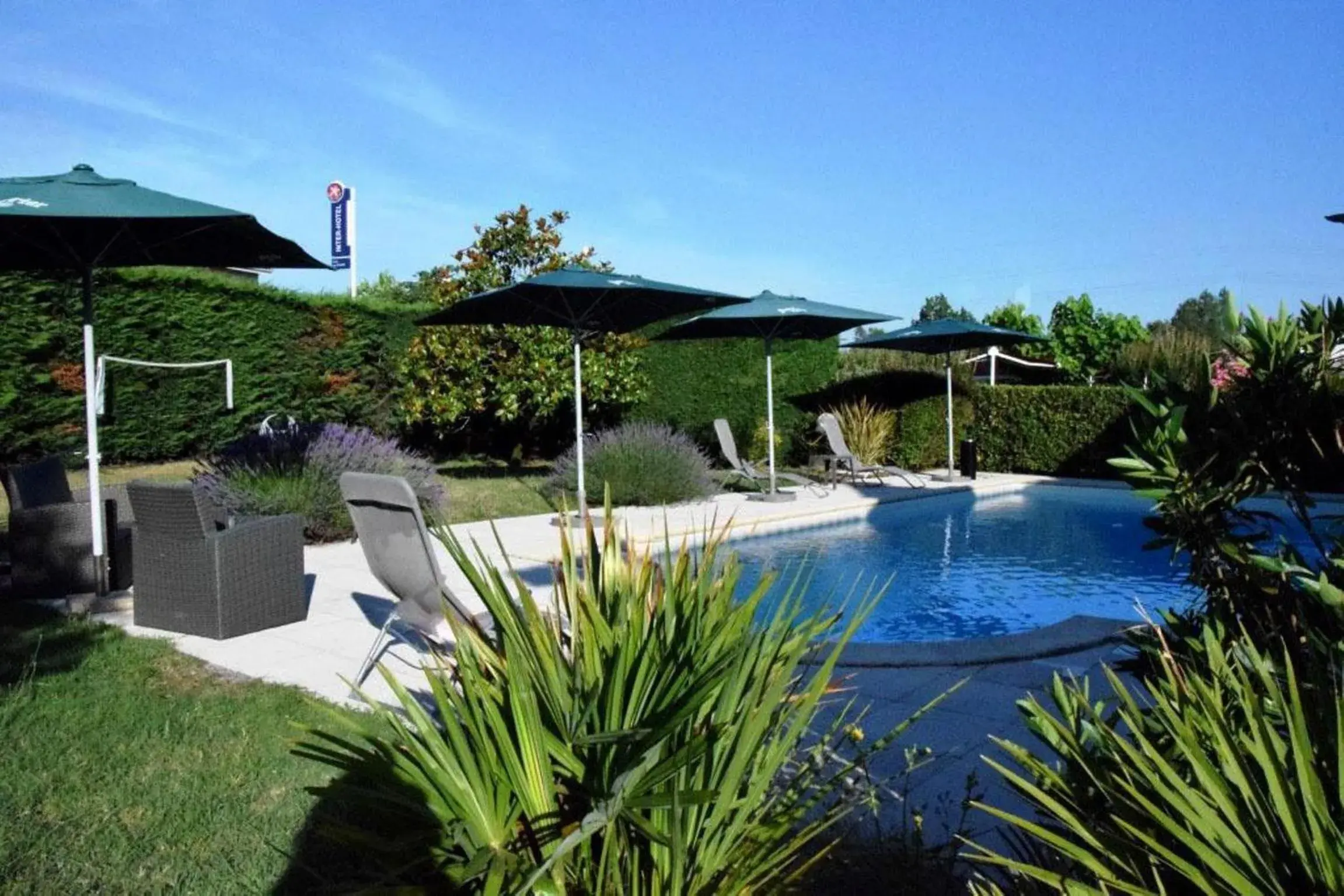 Swimming Pool in The Originals City, Hôtel du Phare, Bordeaux Mérignac (Inter-Hotel)