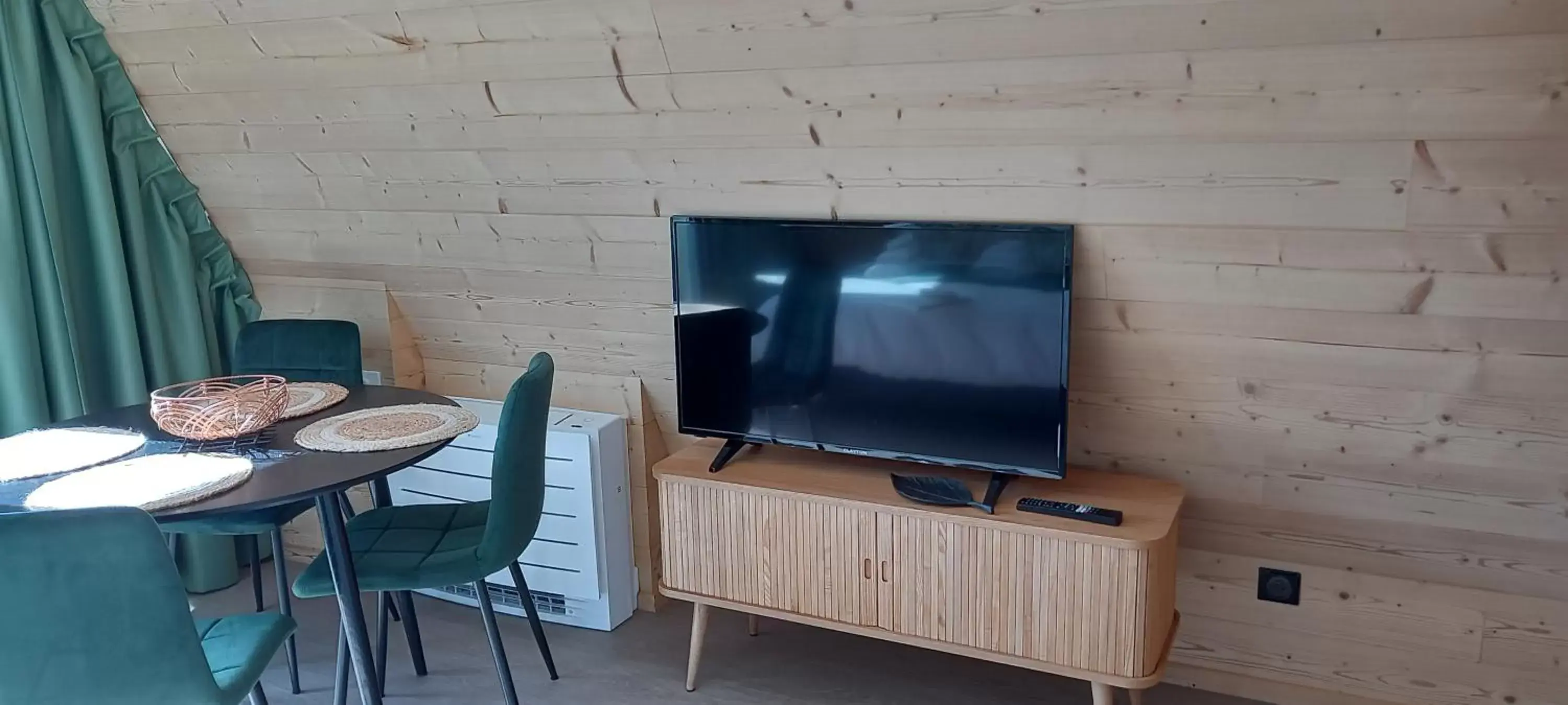 TV and multimedia, TV/Entertainment Center in Demeure de la Garenne