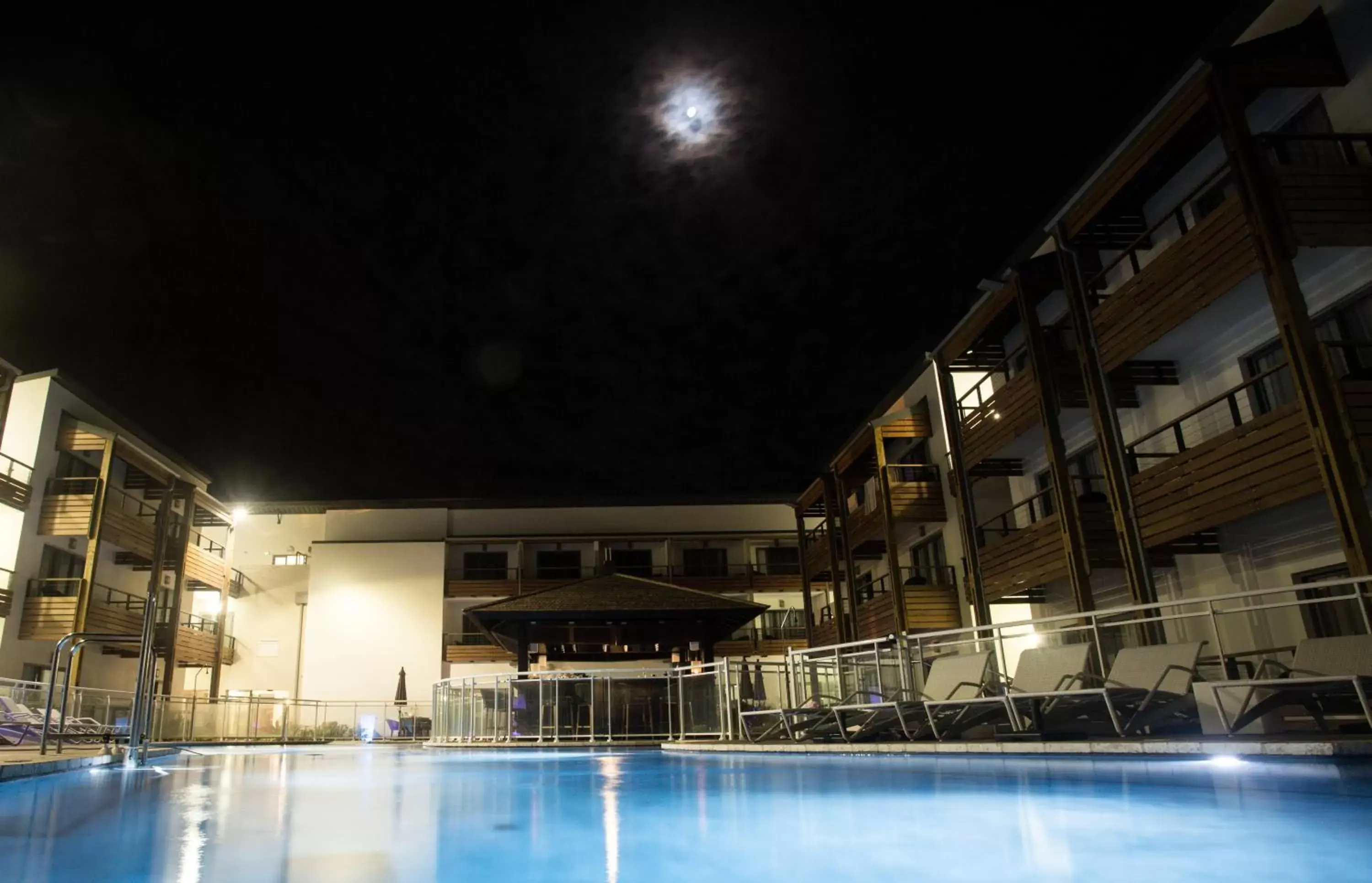 Property building, Swimming Pool in Le Battant Des Lames