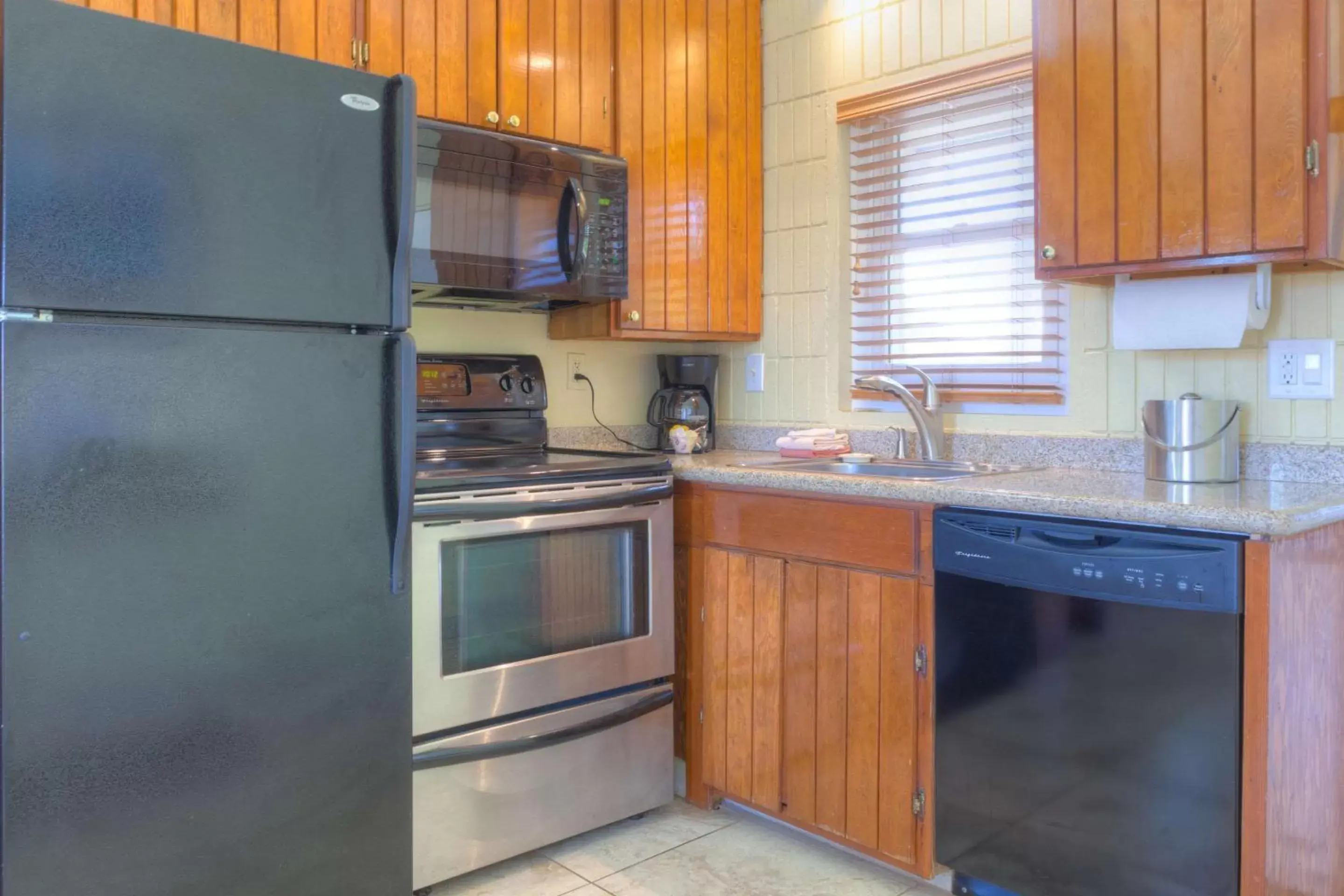 Bedroom, Kitchen/Kitchenette in Kohea Kai Maui, Ascend Hotel Collection