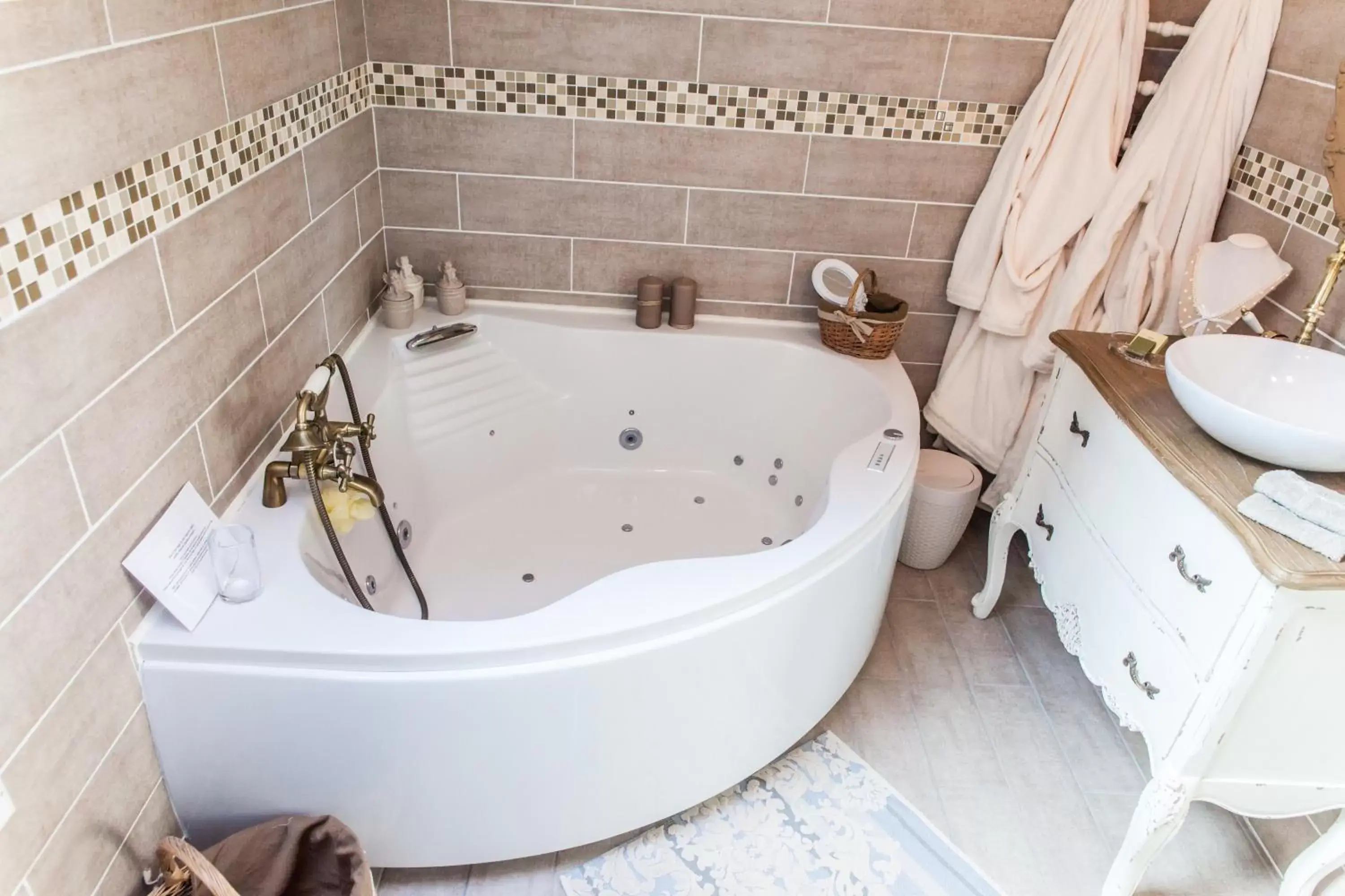 Hot Tub, Bathroom in Chambres d'hôtes Nuits Campagnardes