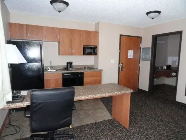 Kitchen or kitchenette, Kitchen/Kitchenette in Canby Inn and Suites
