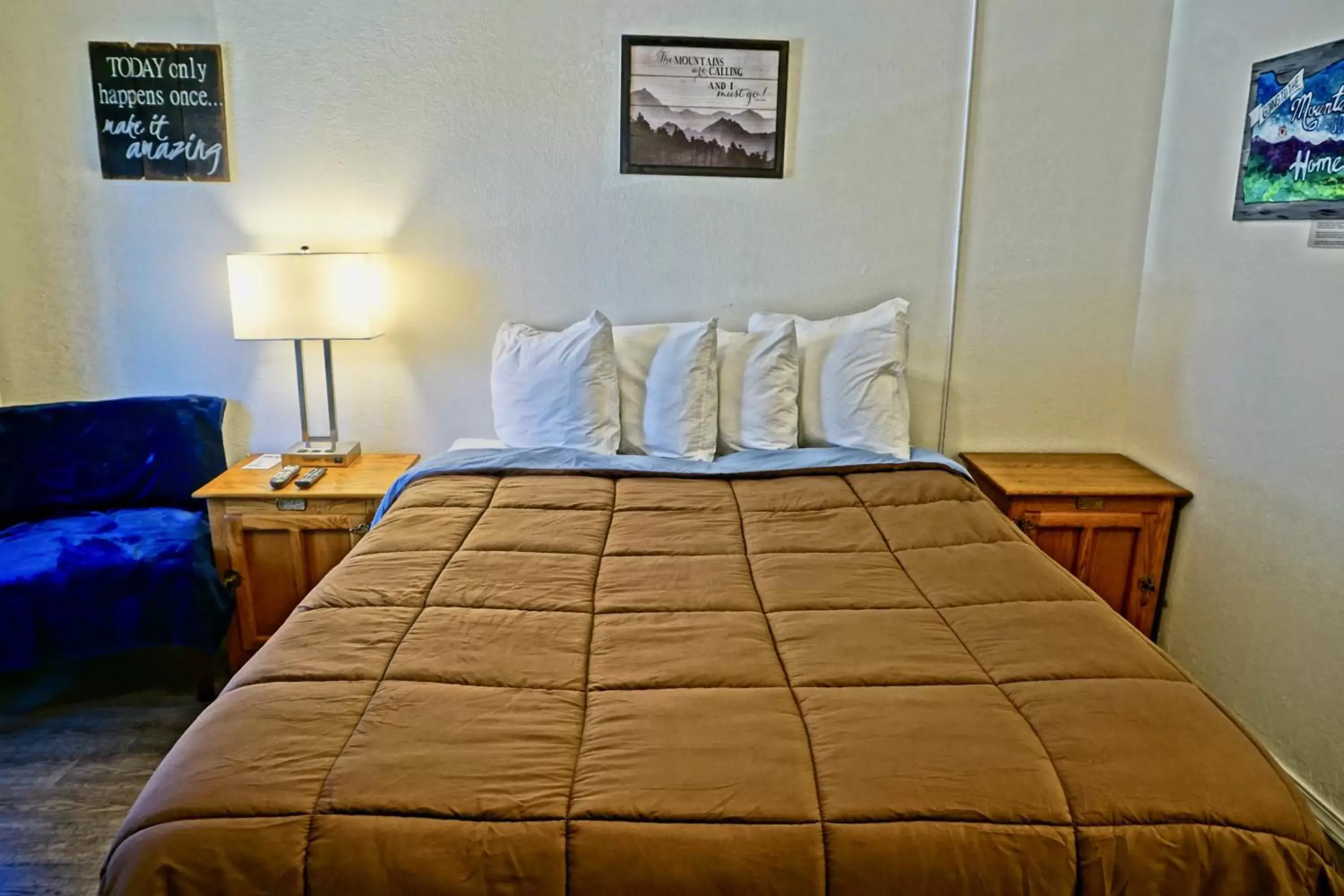 Bed in Arbor Inn Motel Oakridge