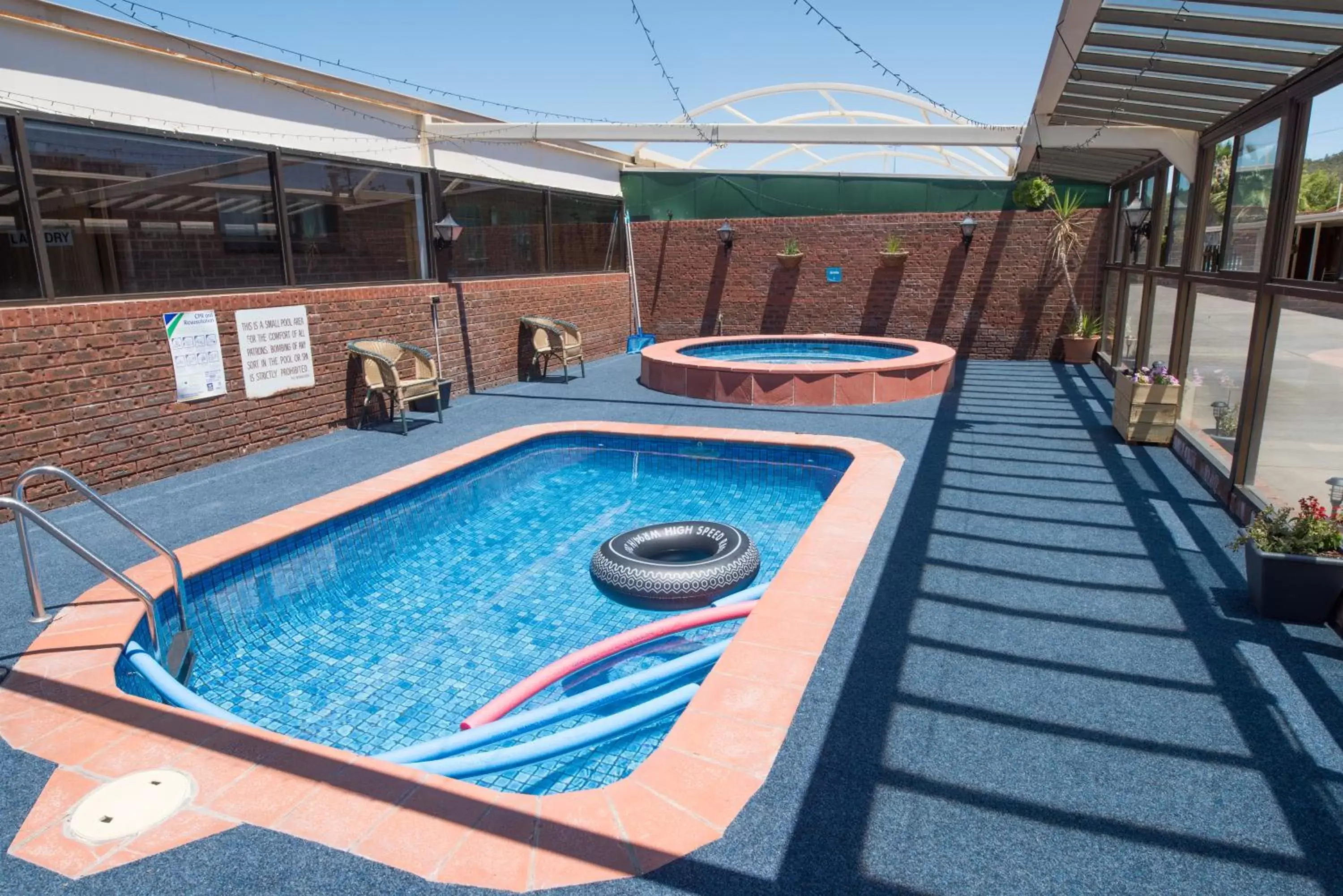 Swimming Pool in Elm Court Motel