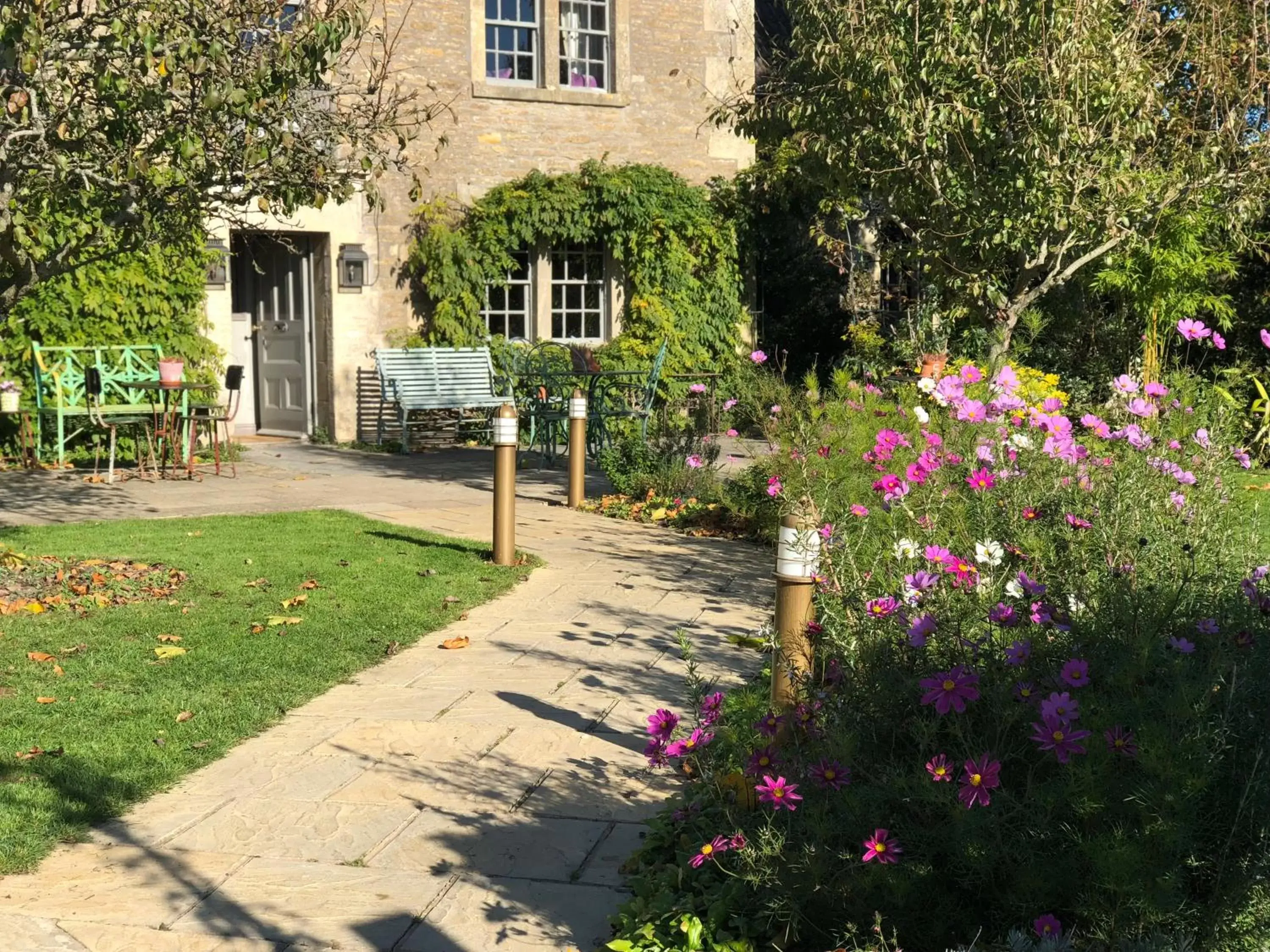 Garden, Property Building in Pear Tree Inn Whitley