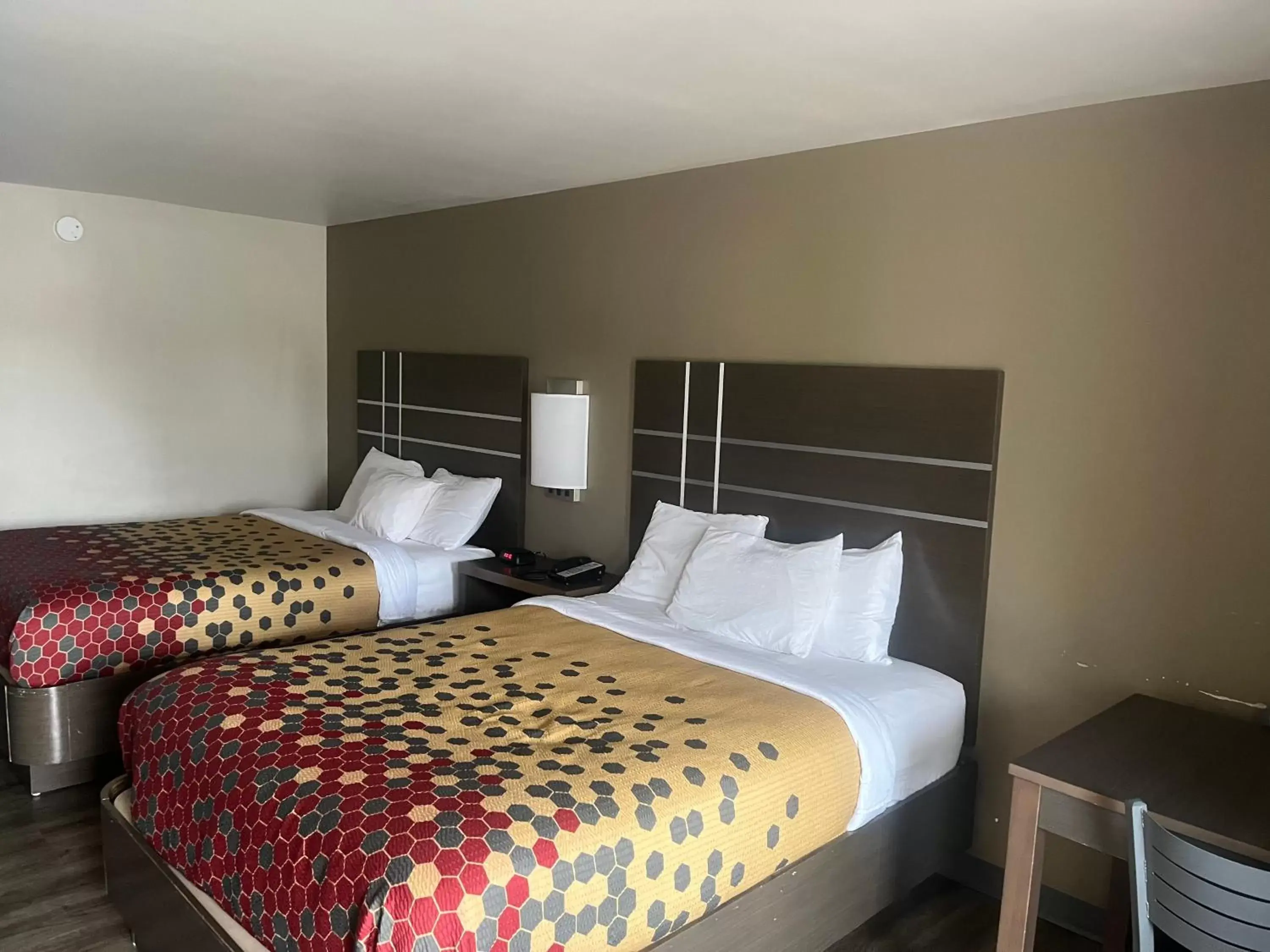 Queen Room - Non-Smoking in Econo Lodge Inn & Suites Murfreesboro Shopping District Queen Room - Non-Smoking in Econo Lodge Inn & Suites Murfreesboro Shopping District