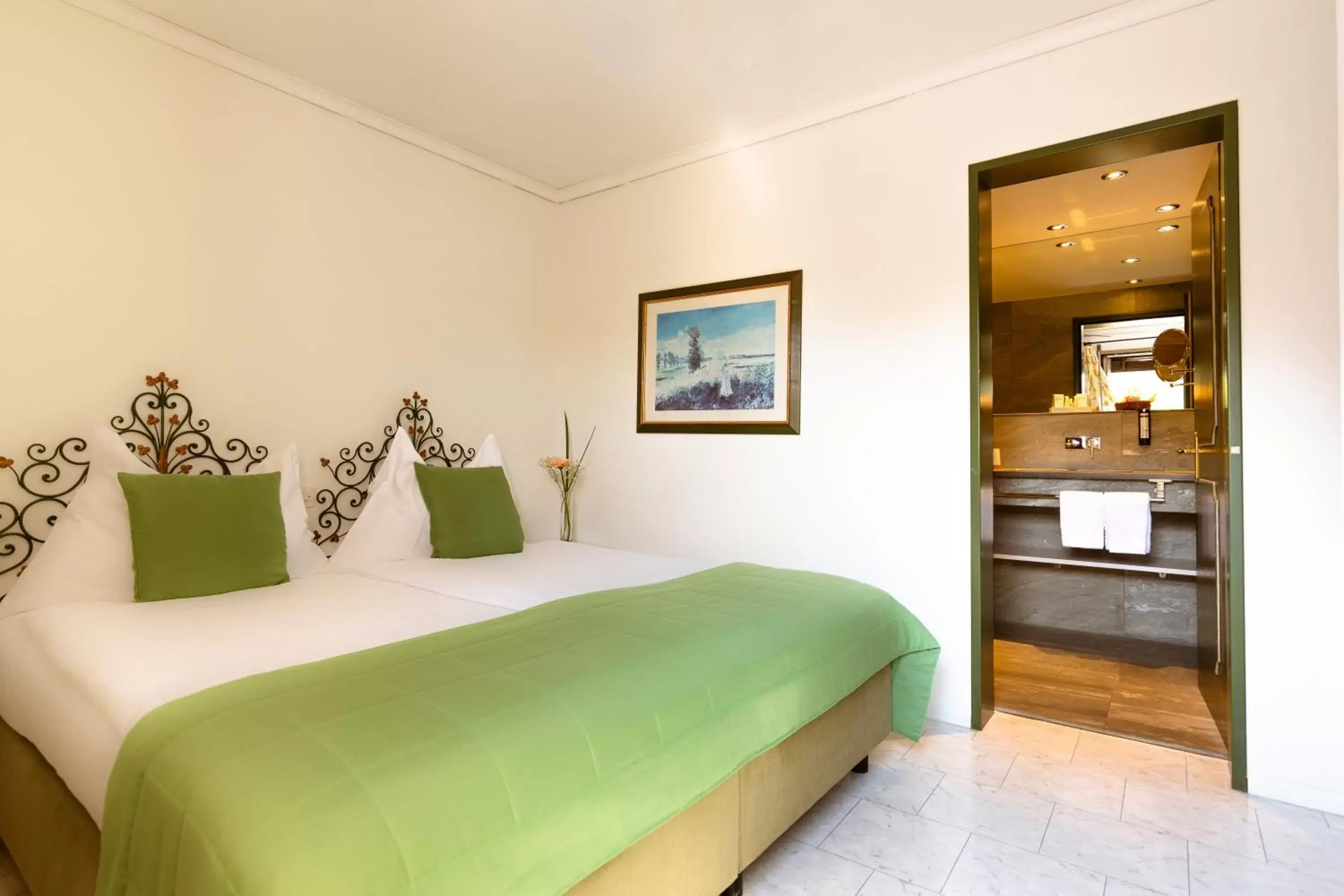 Bathroom, Bed in Suiten-Hotel Sunstar Brissago