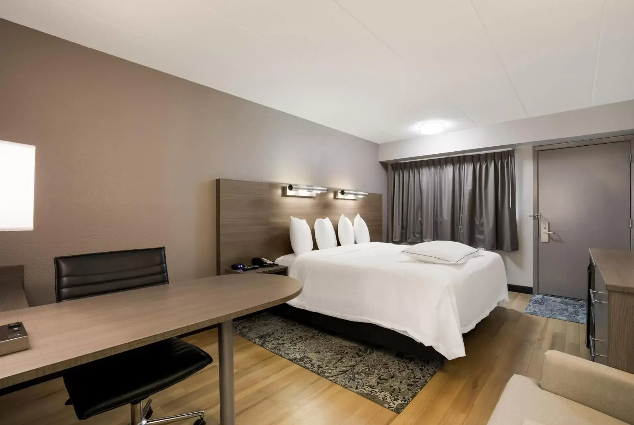 Bedroom, Bed in Red Roof Inn PLUS+ Chicago - Naperville Bedroom, Bed in Red Roof Inn PLUS+ Chicago - Naperville