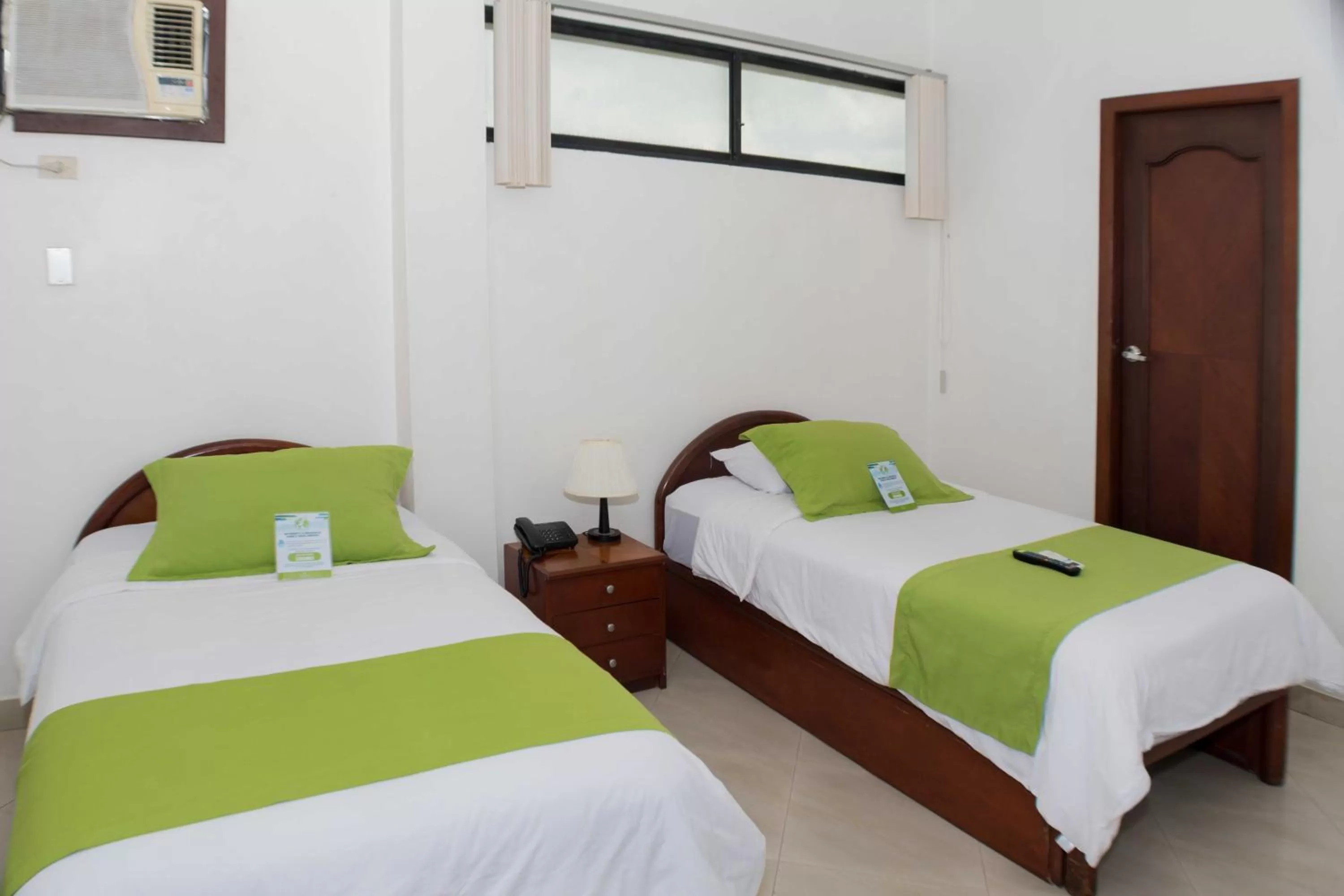 Bed in Hotel Castell - Cerca Del Aeropuerto