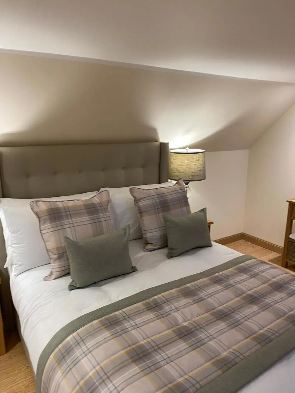 Bedroom, Bed in Waverley Inn Apartments