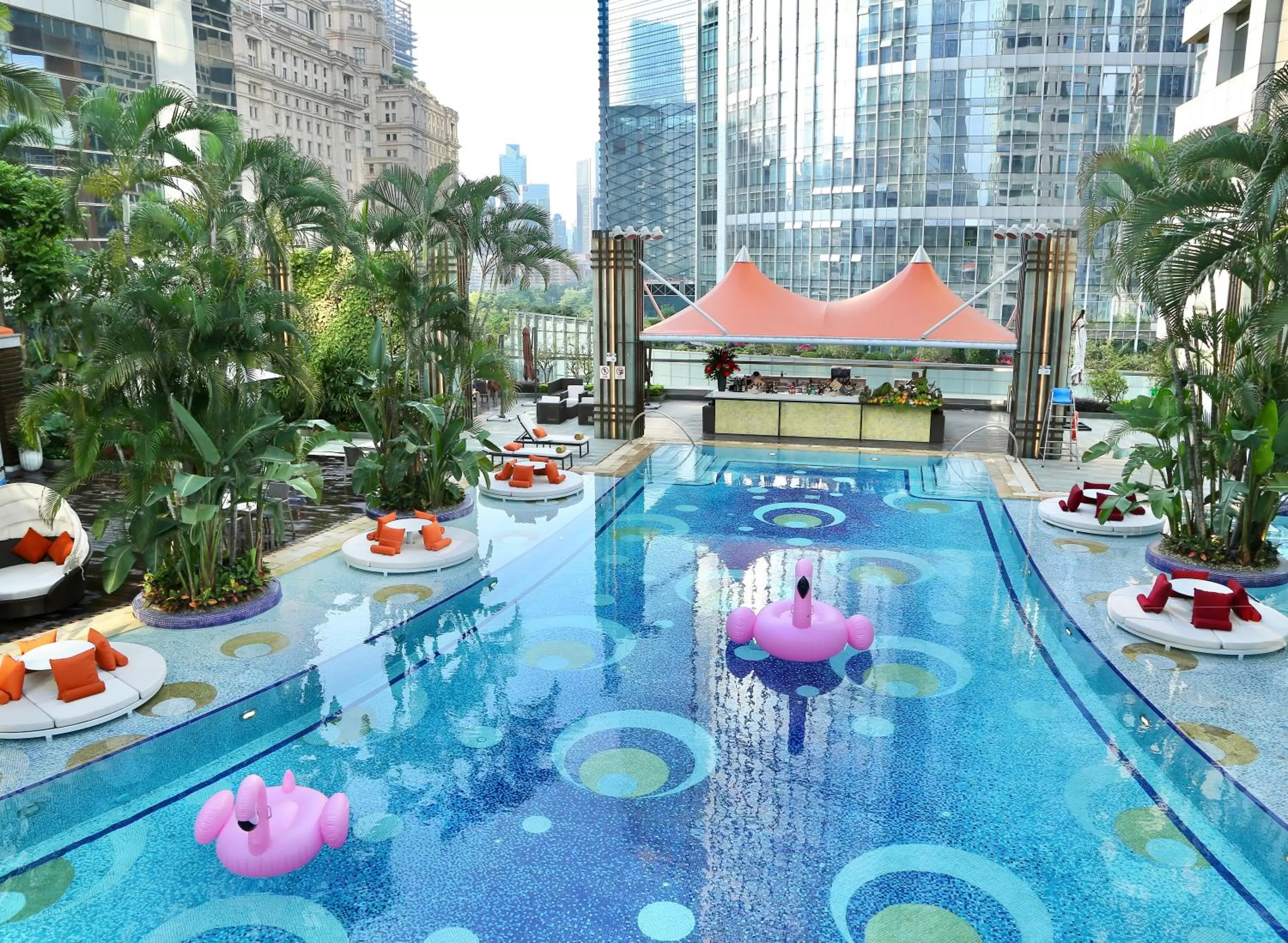 Swimming pool in Jumeirah Guangzhou