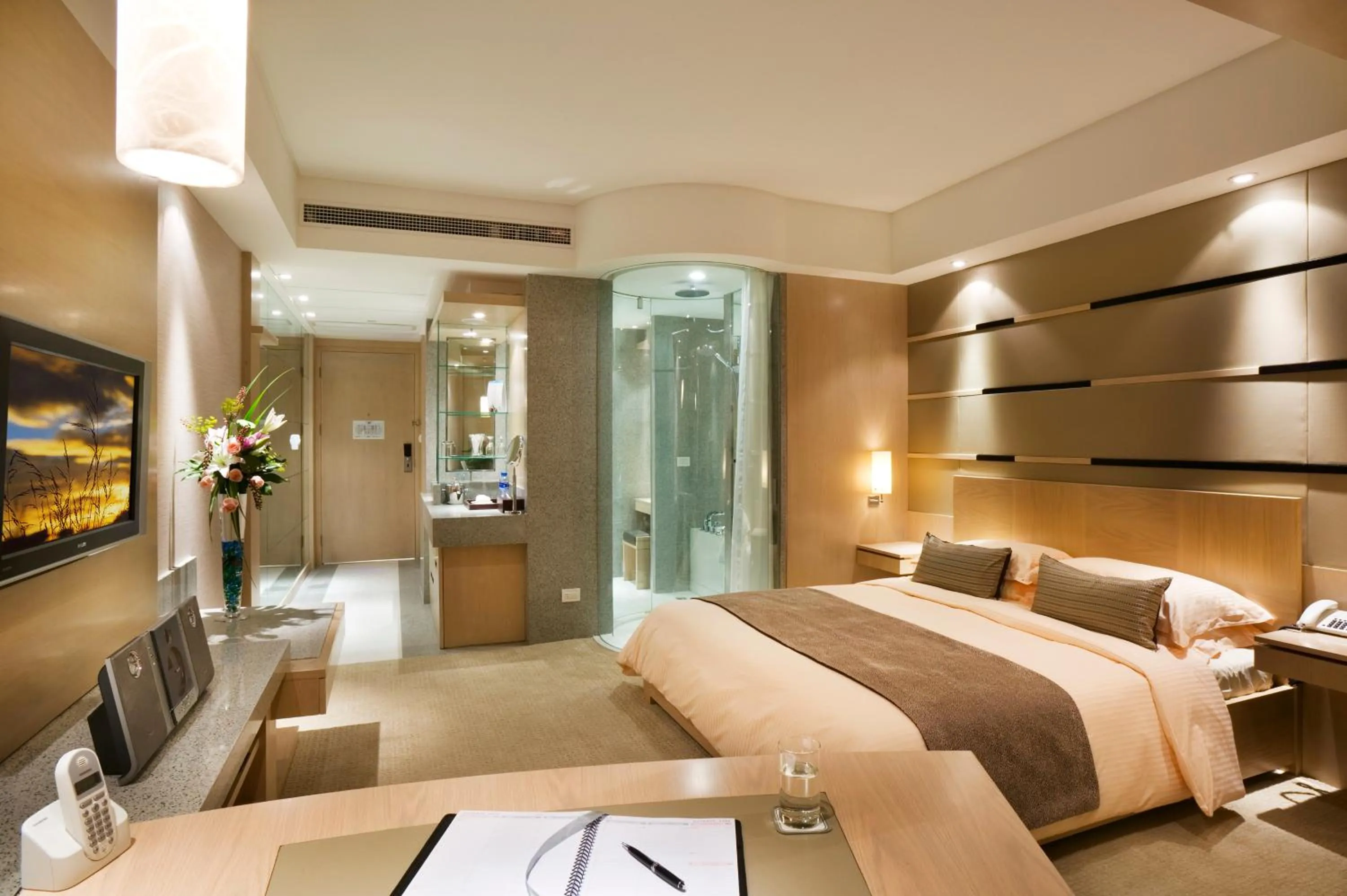 Bed in Juss Hengshan HotelFormer Regal International East Asia Hotel