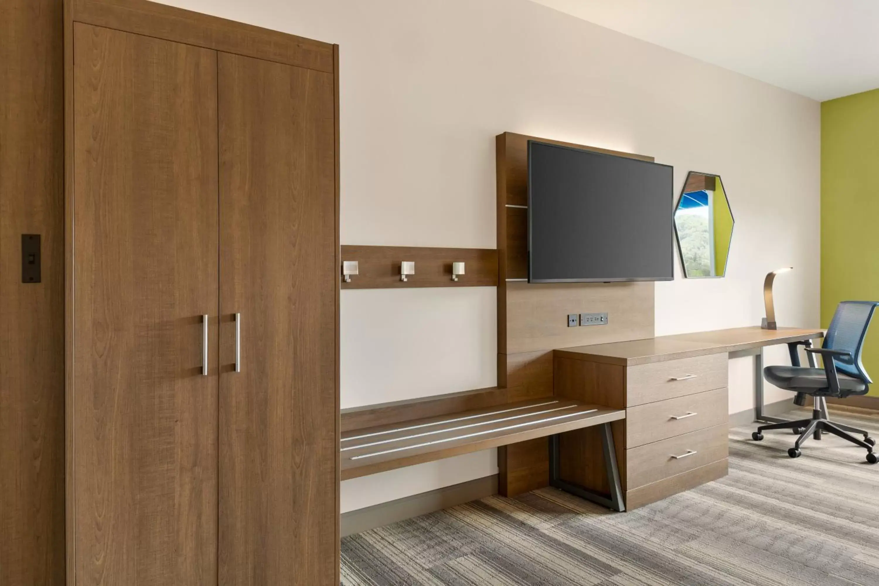 TV and multimedia, TV/Entertainment Center in Holiday Inn Express & Suites - Ukiah, an IHG Hotel