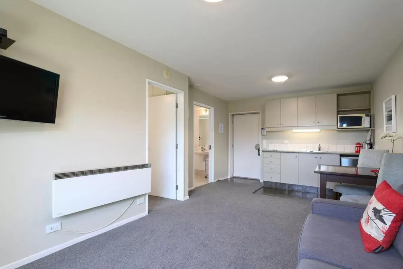 Living room, Kitchen/Kitchenette in Chelsea Park Motor Lodge