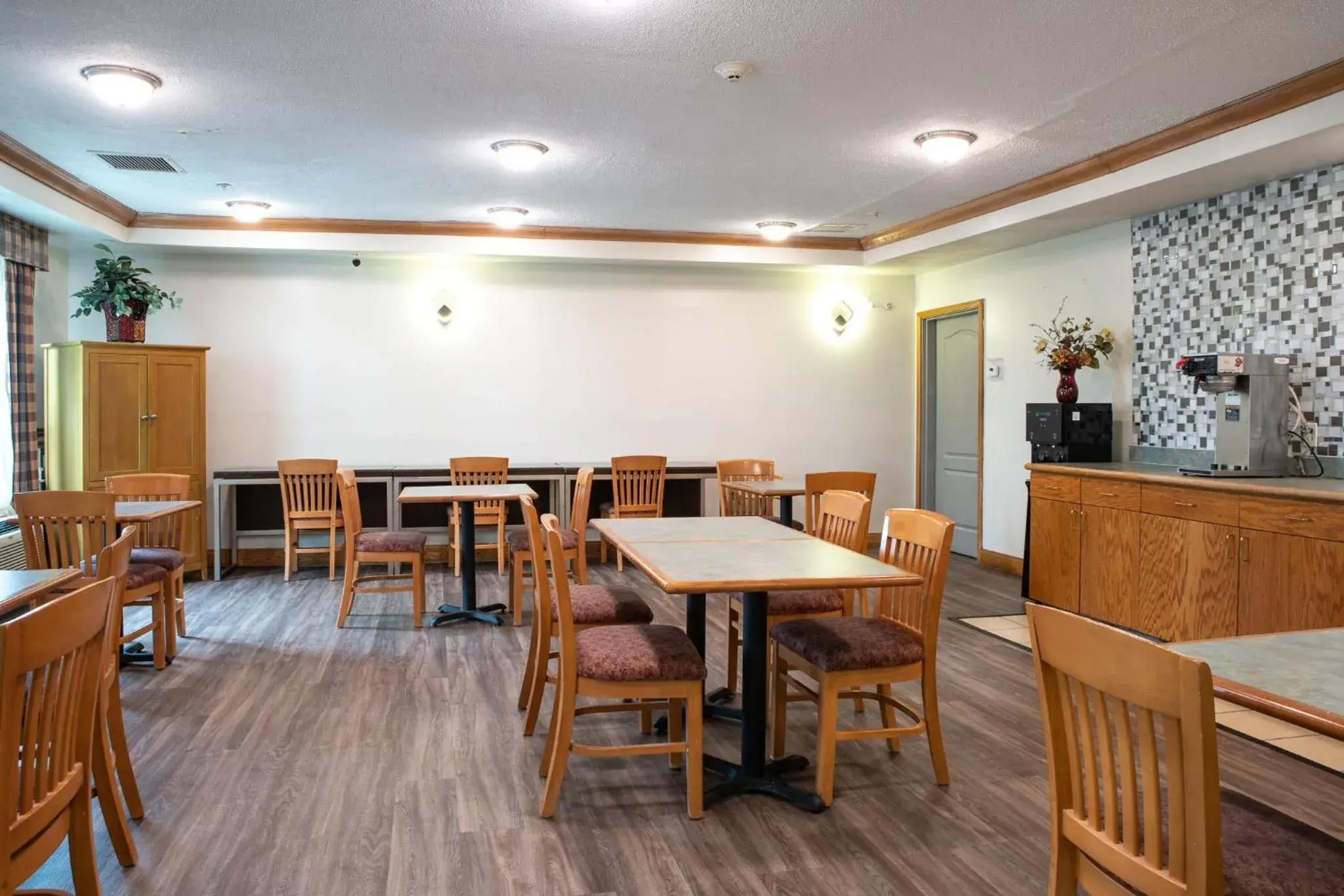 Dining area, Restaurant/Places to Eat in BlissPoint Inn & Suites Marion