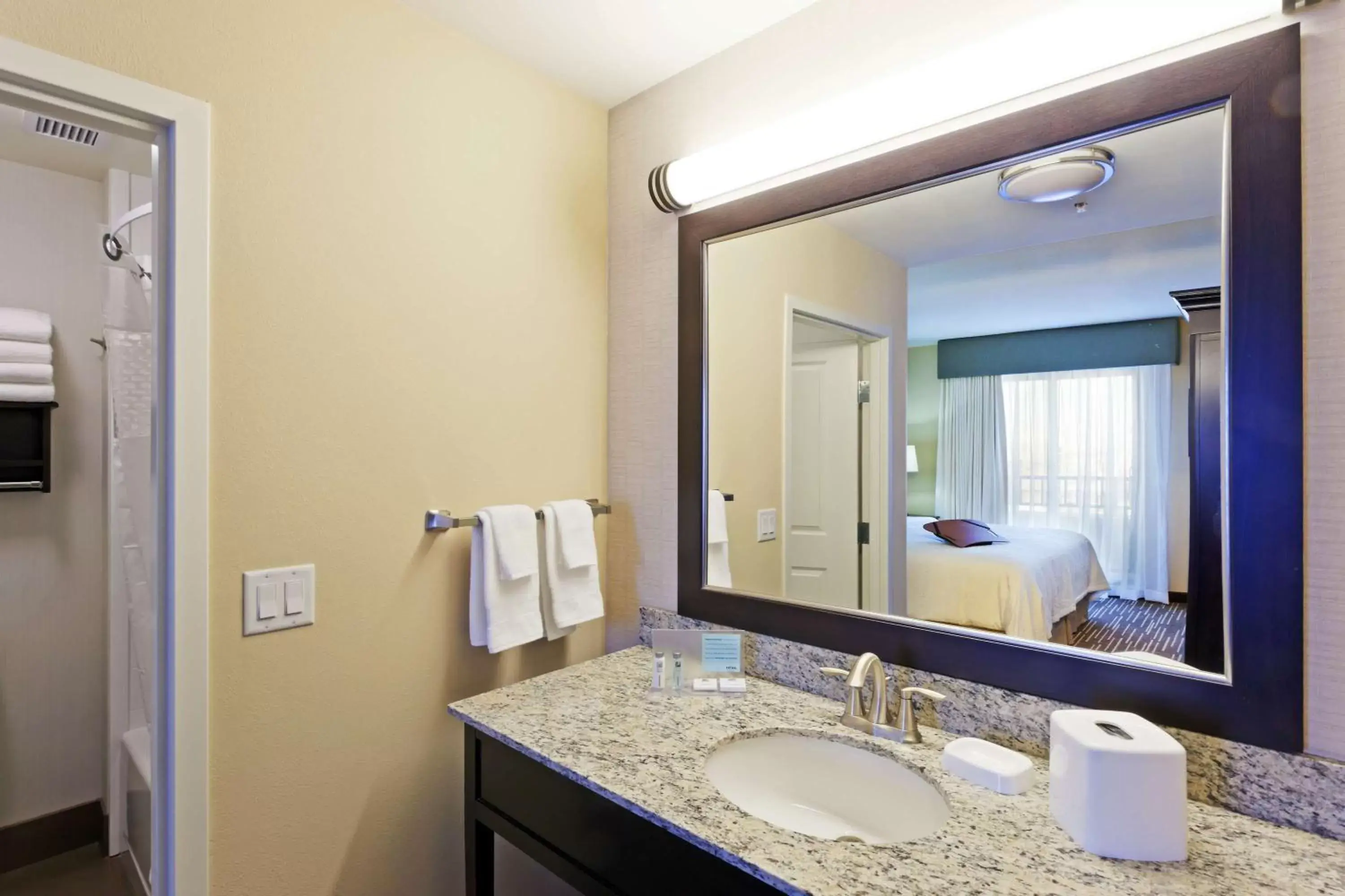 Bed, Bathroom in Hampton Inn & Suites Denver Airport / Gateway Park