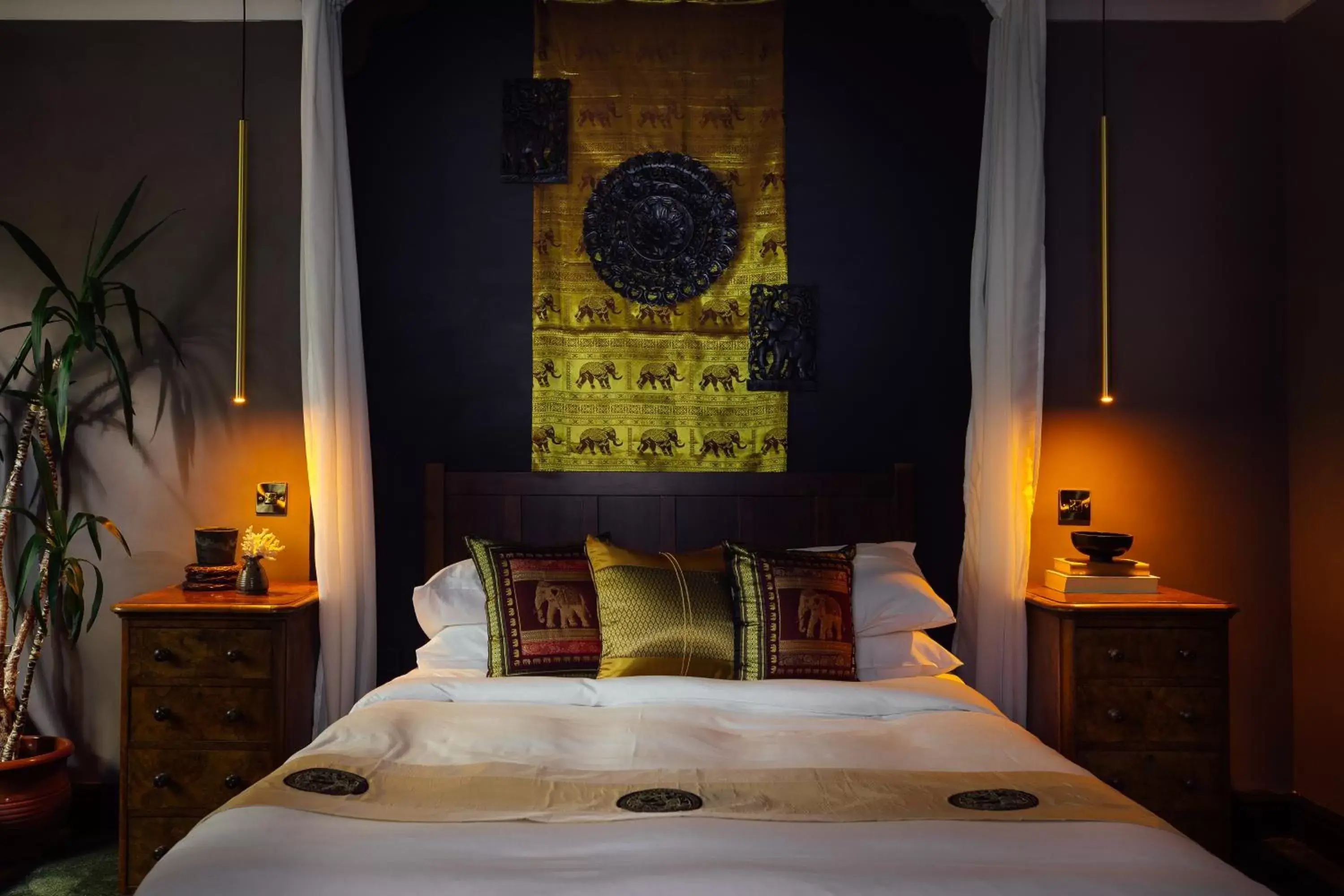 Bed in The Imperial Dragon Hotel
