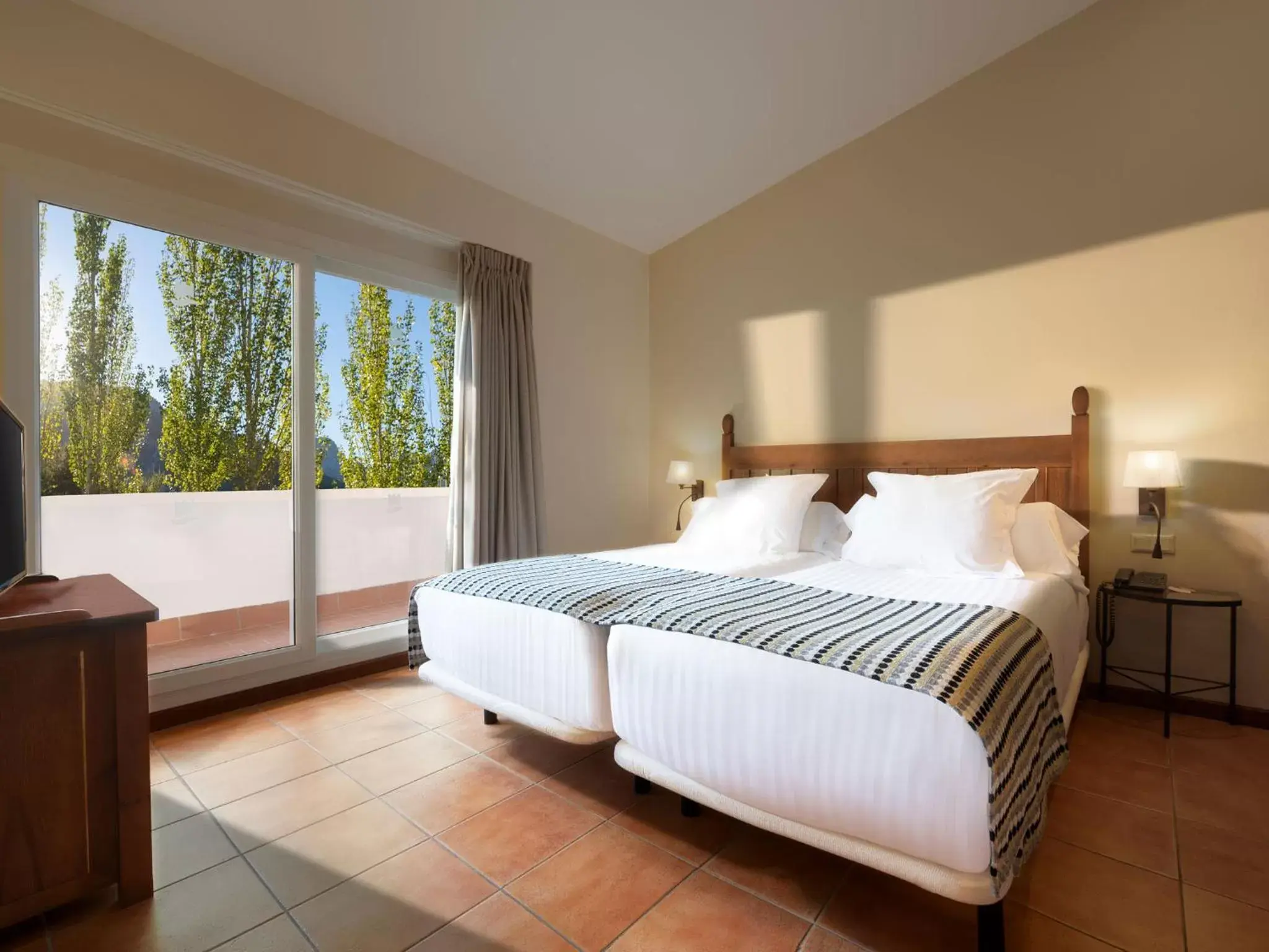 Balcony/Terrace, Bed in Hotel Fuerte Grazalema