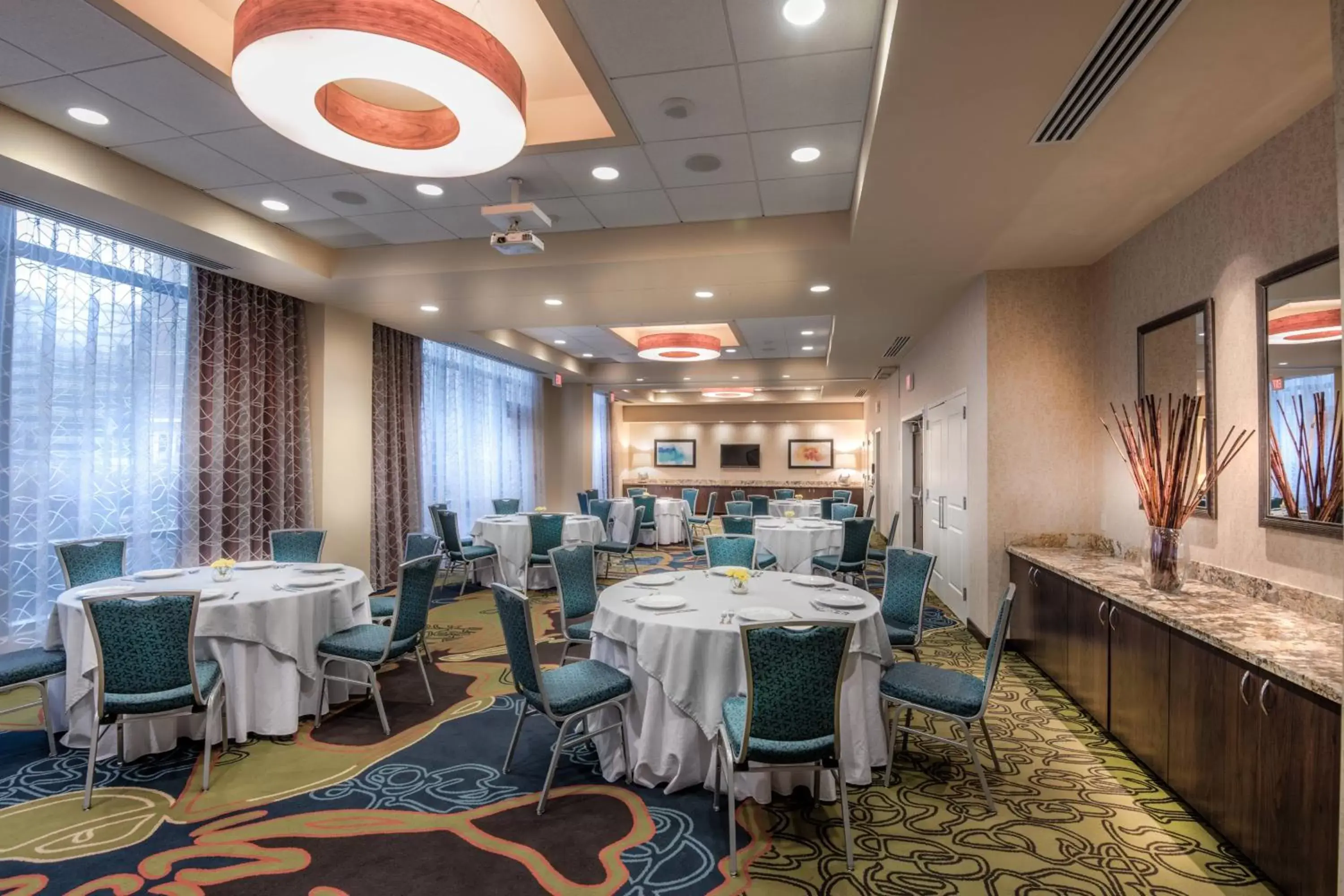 Meeting/conference room, Restaurant/Places to Eat in Residence Inn by Marriott Arlington Ballston