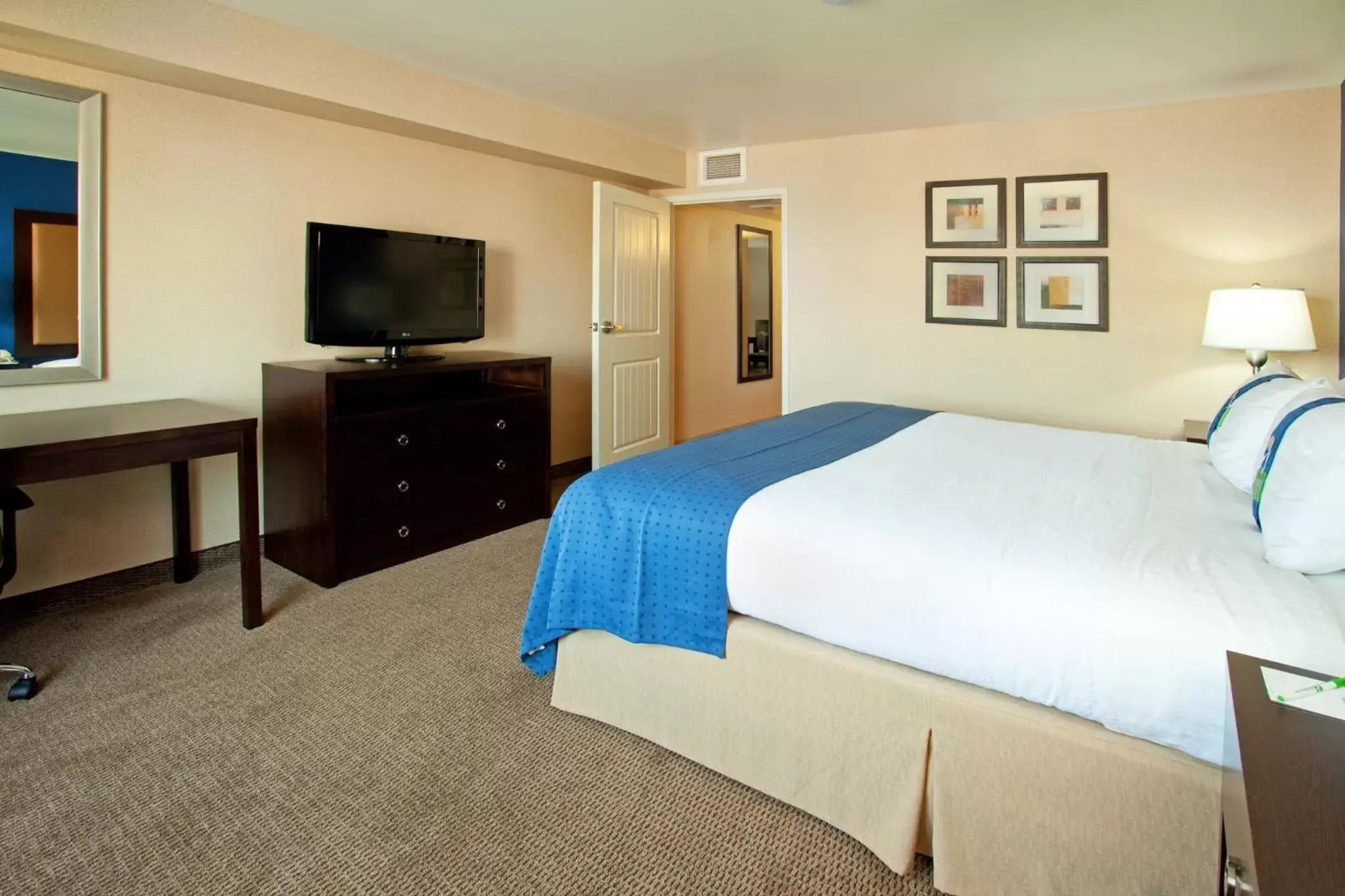 Photo of the whole room, Bed in Holiday Inn Phoenix Airport, an IHG Hotel