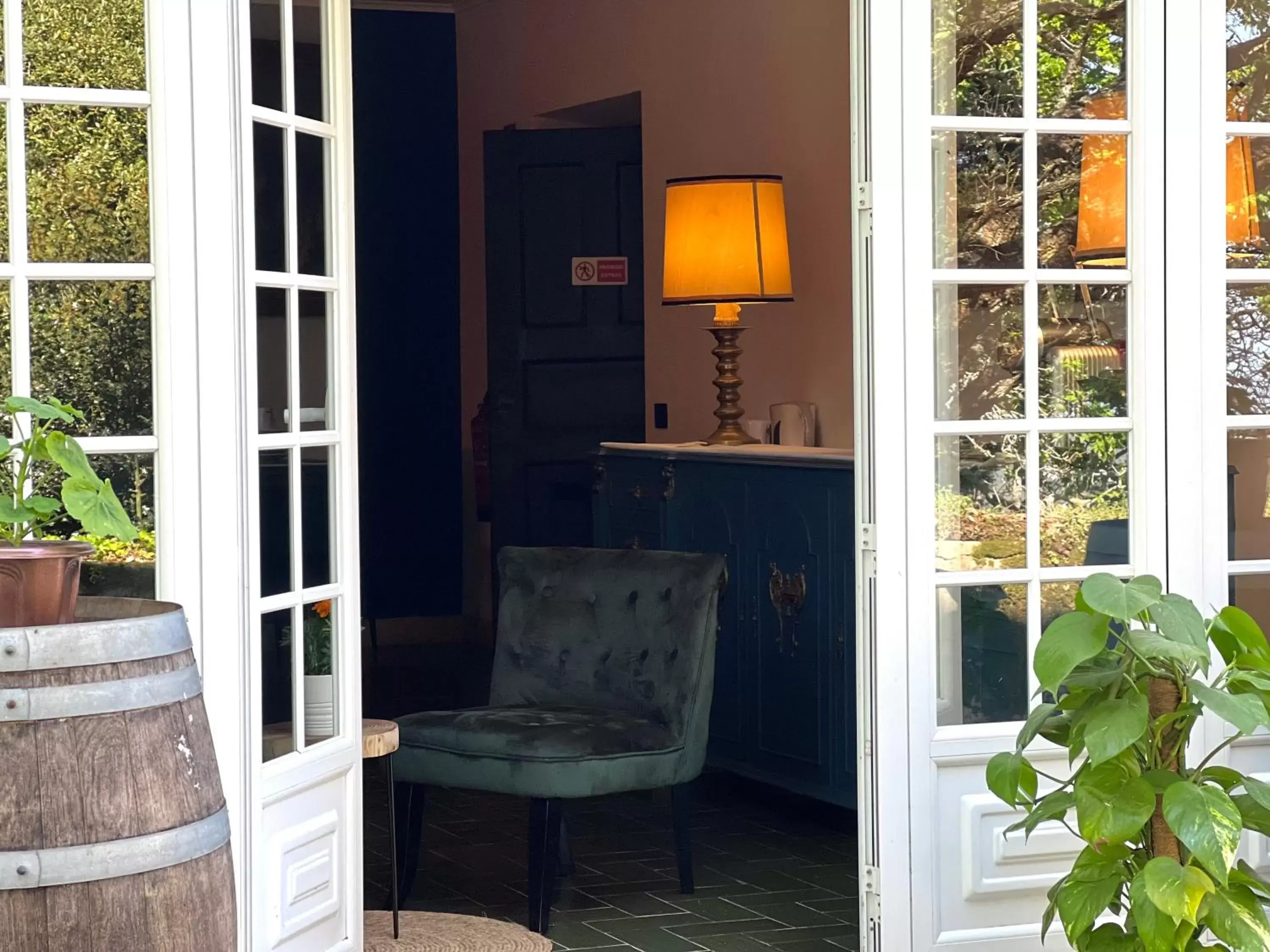 Living room, Bathroom in Quinta dos Lobos Boutique Hotel - Art & Nature Experience