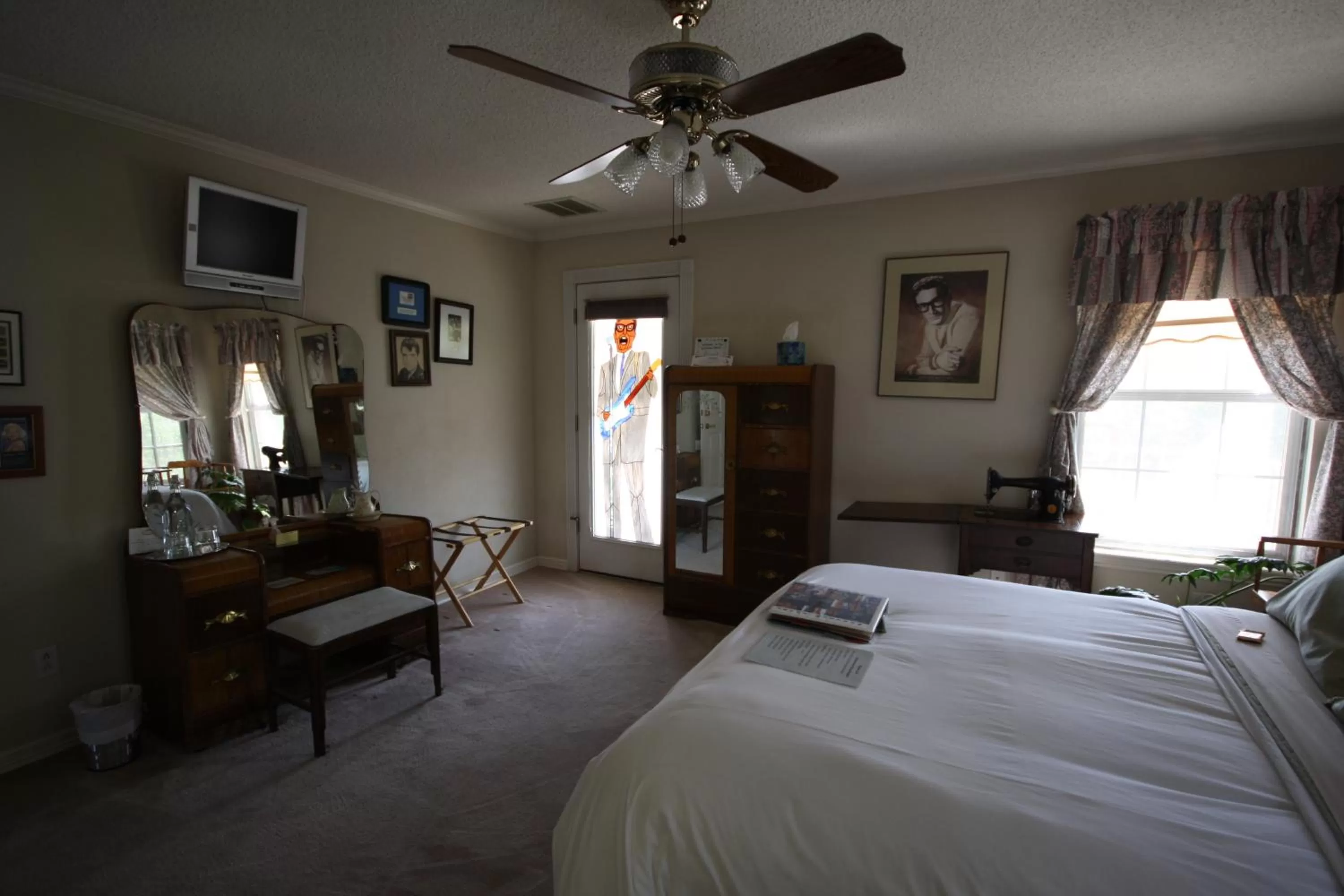 Decorative detail, Bed in Woodrow House Bed & Breakfast