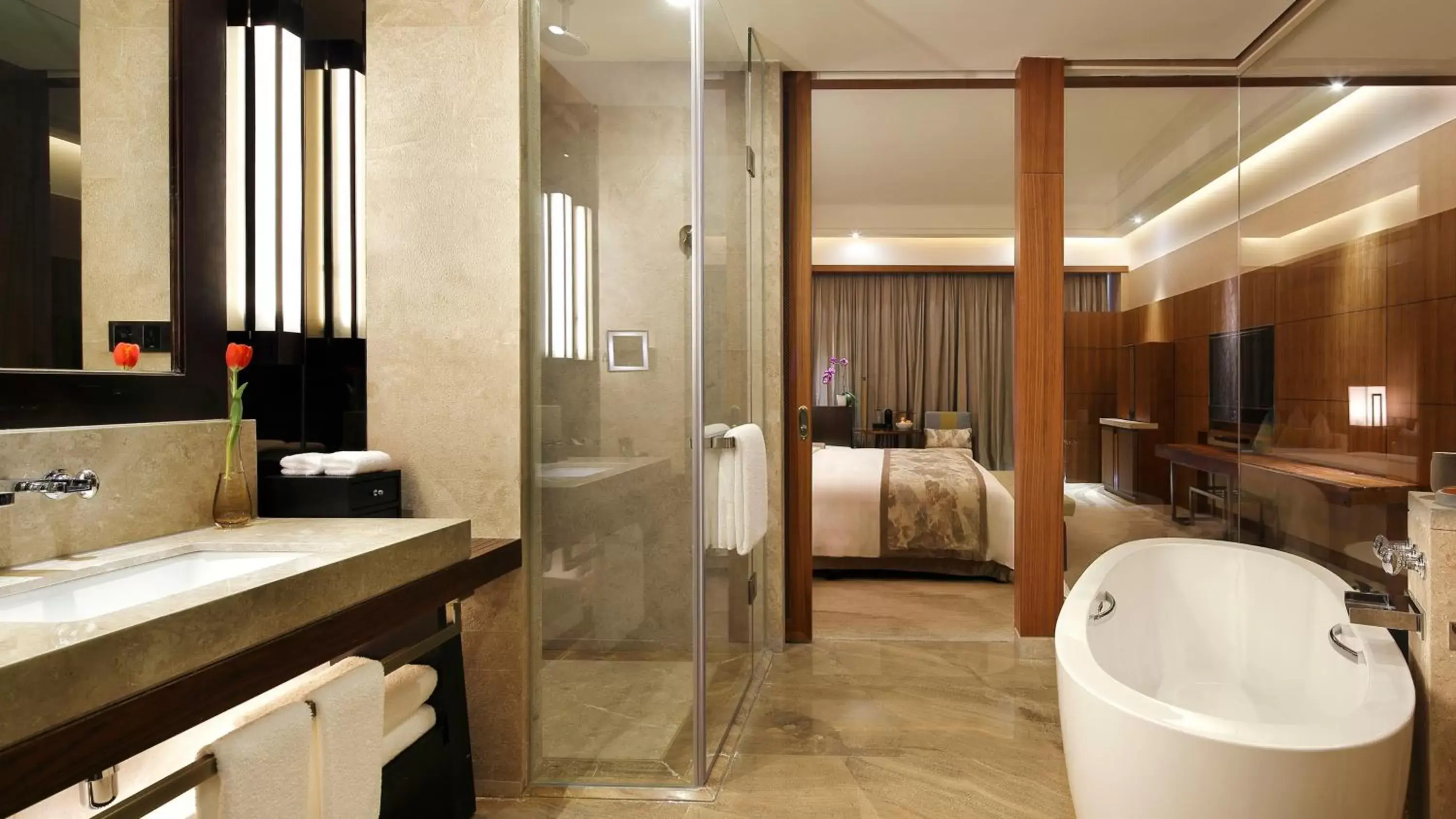 Photo of the whole room, Bathroom in InterContinental Kunming, an IHG Hotel