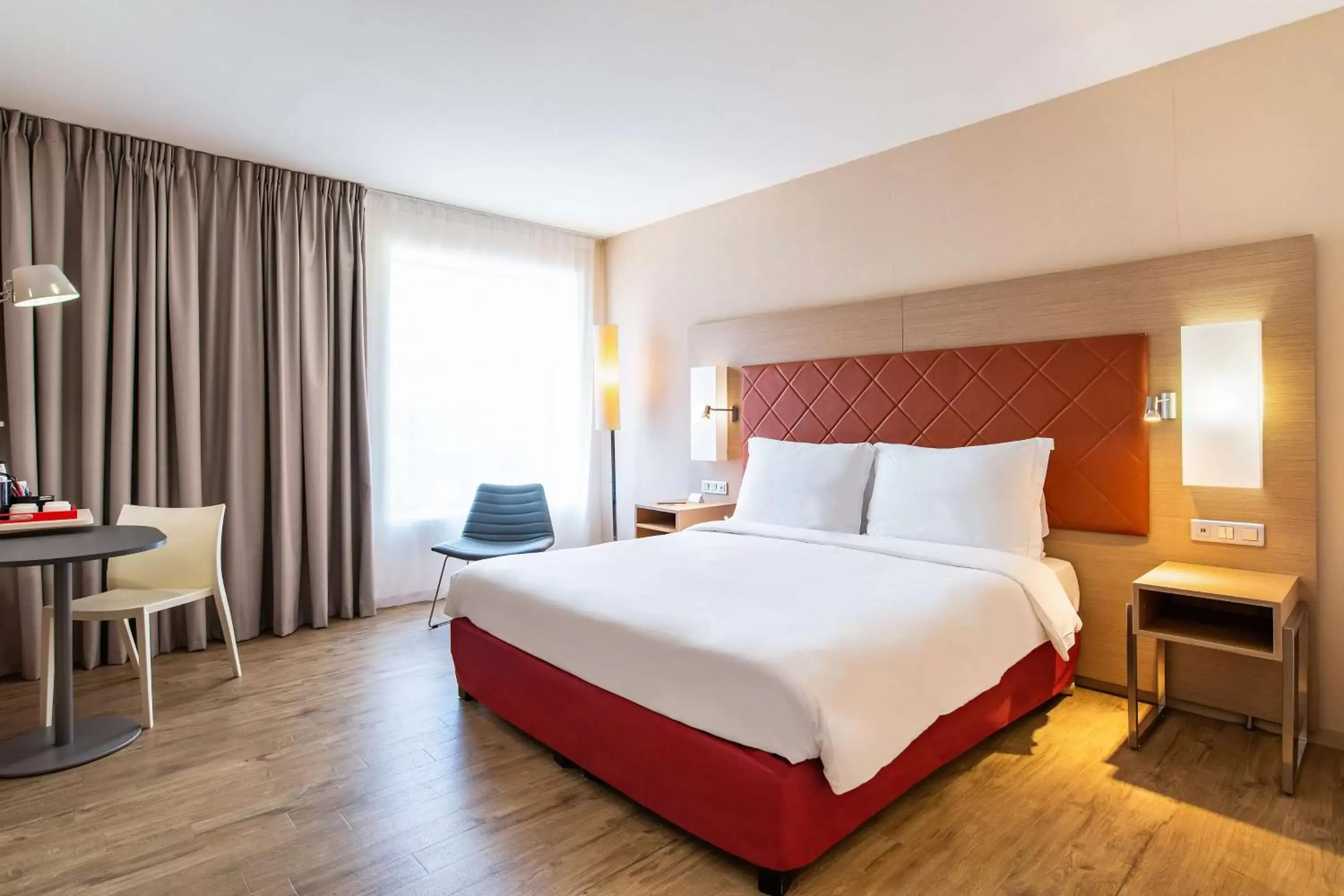 Shower, Bed in Radisson Blu Hotel Toulouse Airport