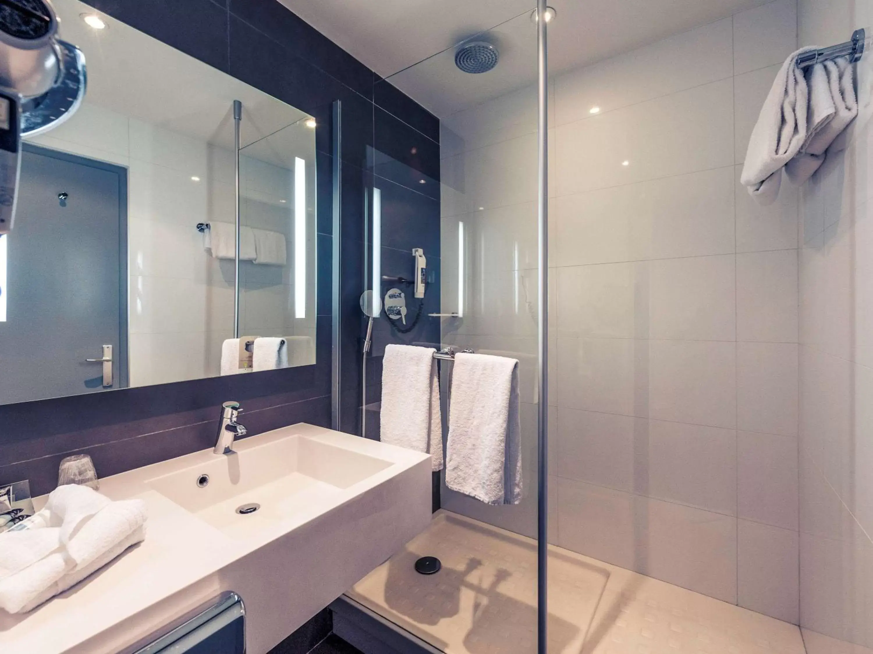 Photo of the whole room, Bathroom in Hotel Mercure Grenoble Centre Président