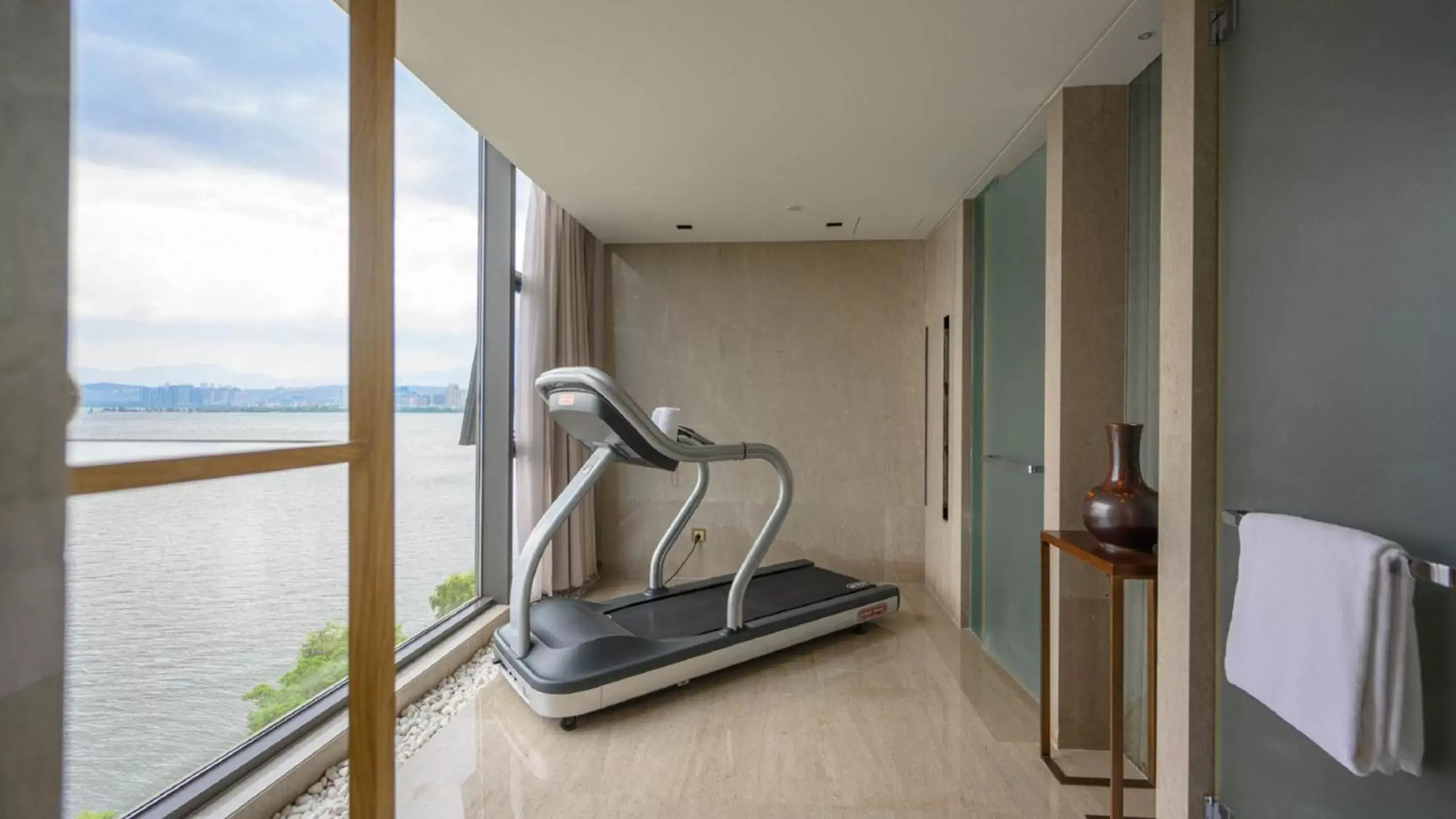 Photo of the whole room, Fitness Center/Facilities in Hotel Indigo Dali Erhai, an IHG Hotel