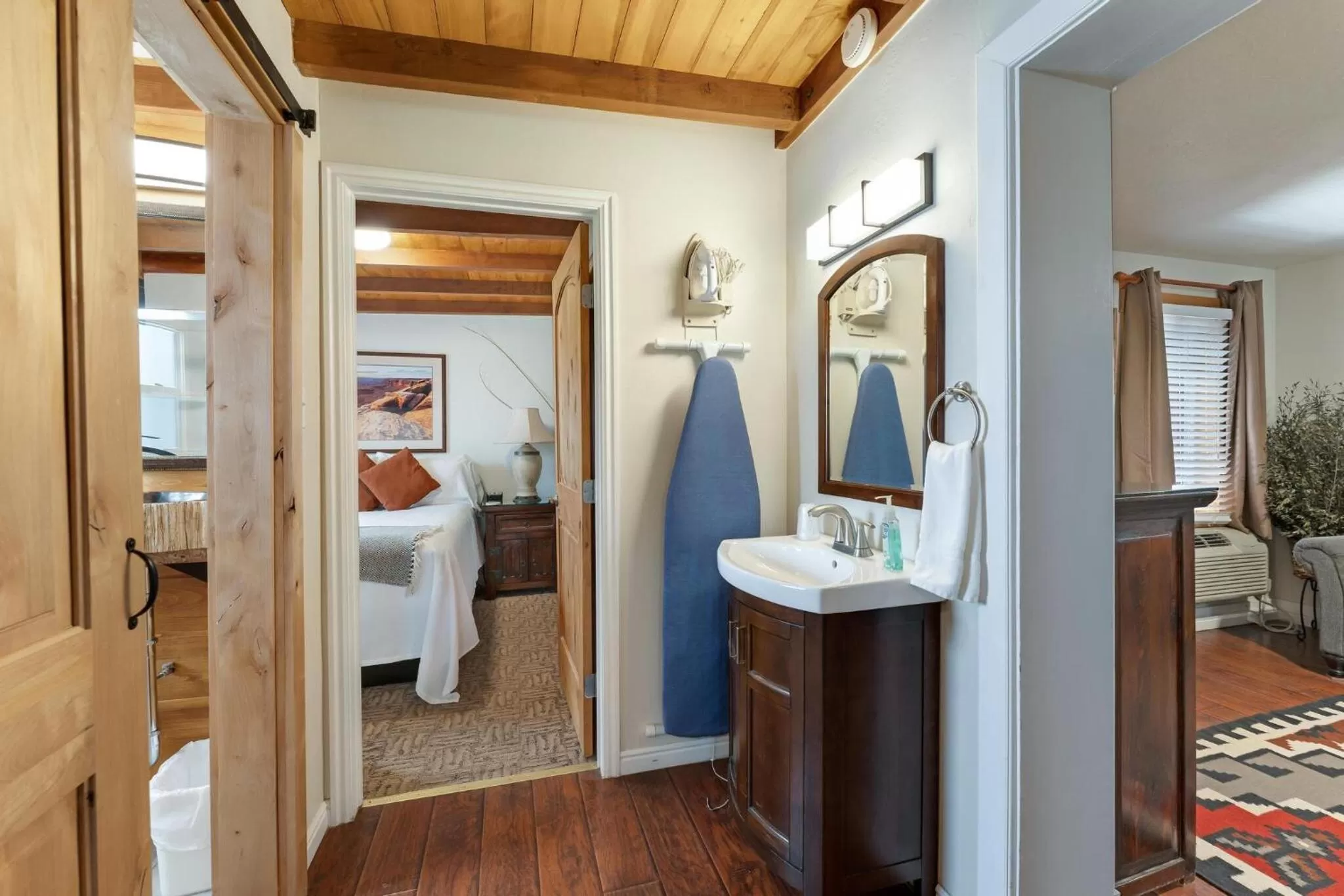Bathroom, Bed in Stone Lizard Lodge