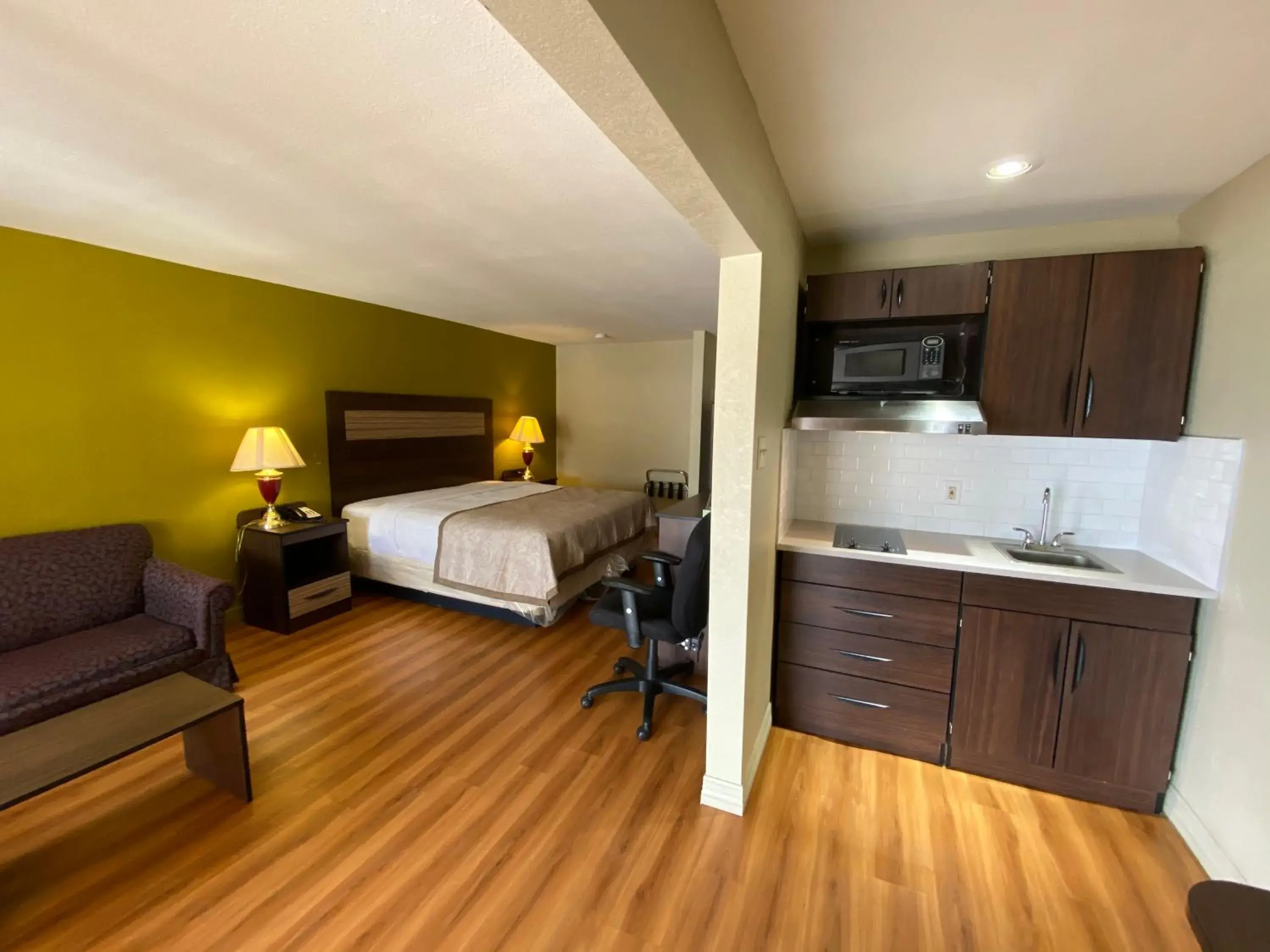 Kitchen or kitchenette, Kitchen/Kitchenette in Stratford House Inn And Suites Temple