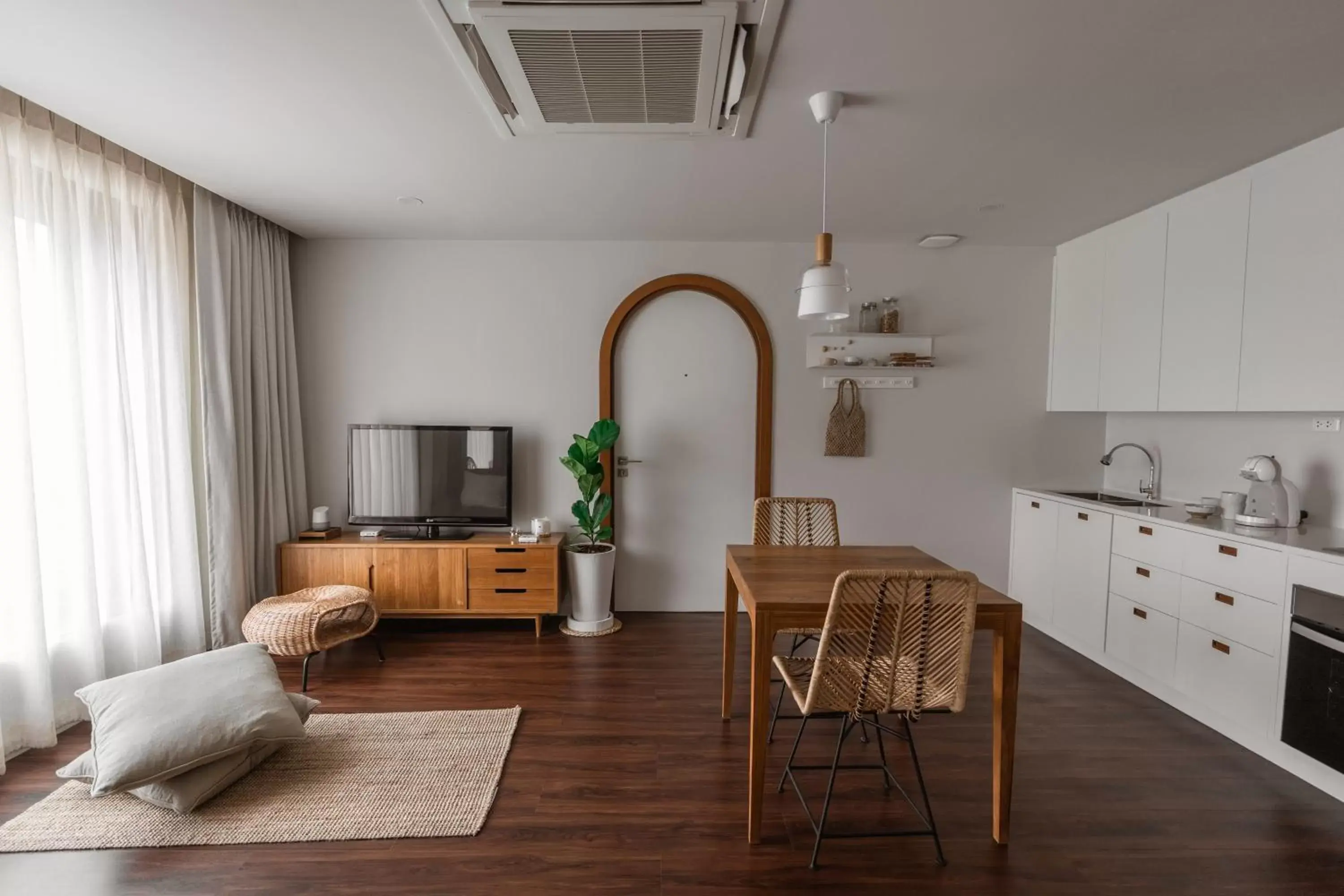 Kitchen or kitchenette, Dining Area in The Earth Hotel