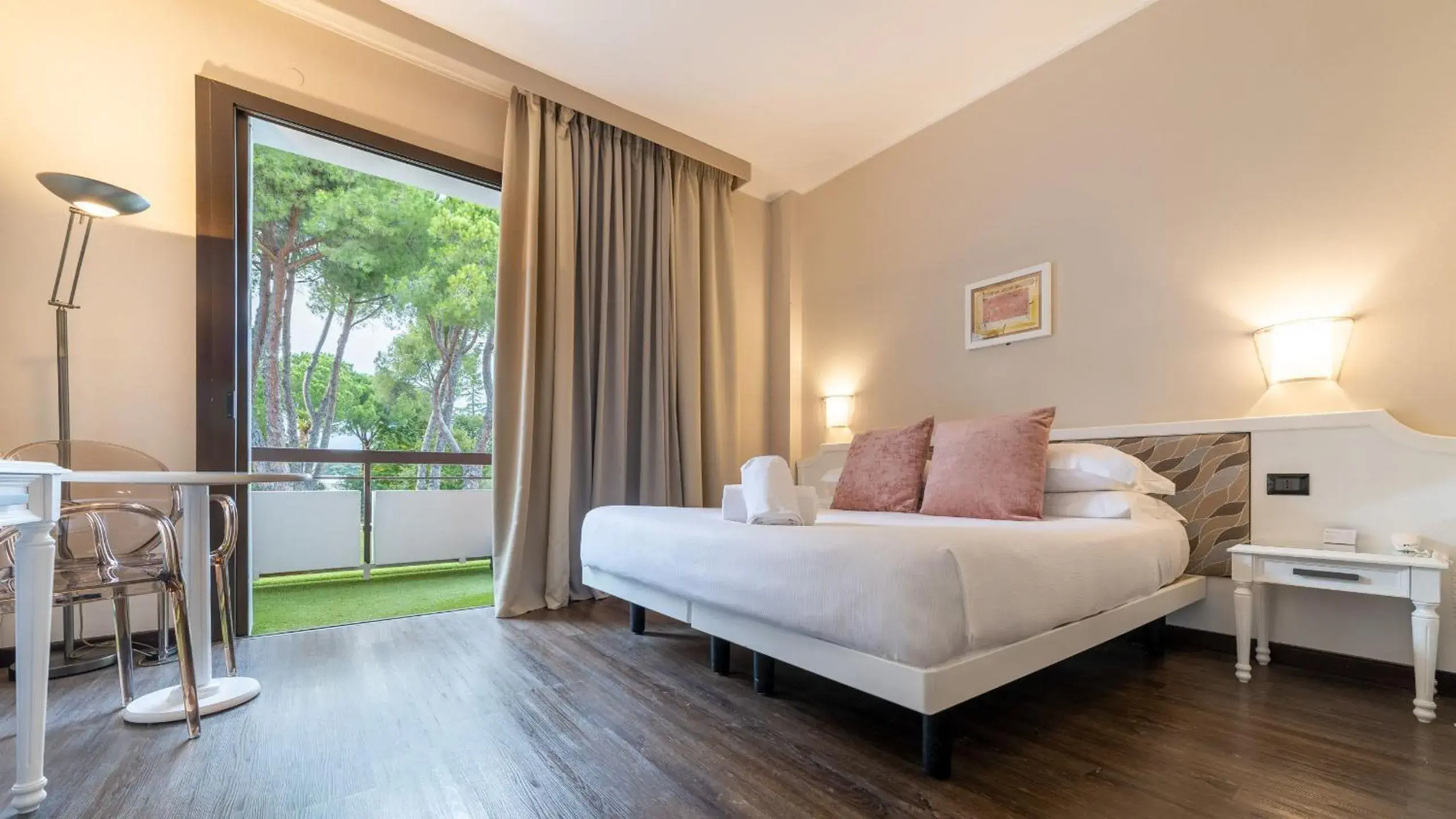 Balcony/Terrace, Bed in Hotel Salus Terme