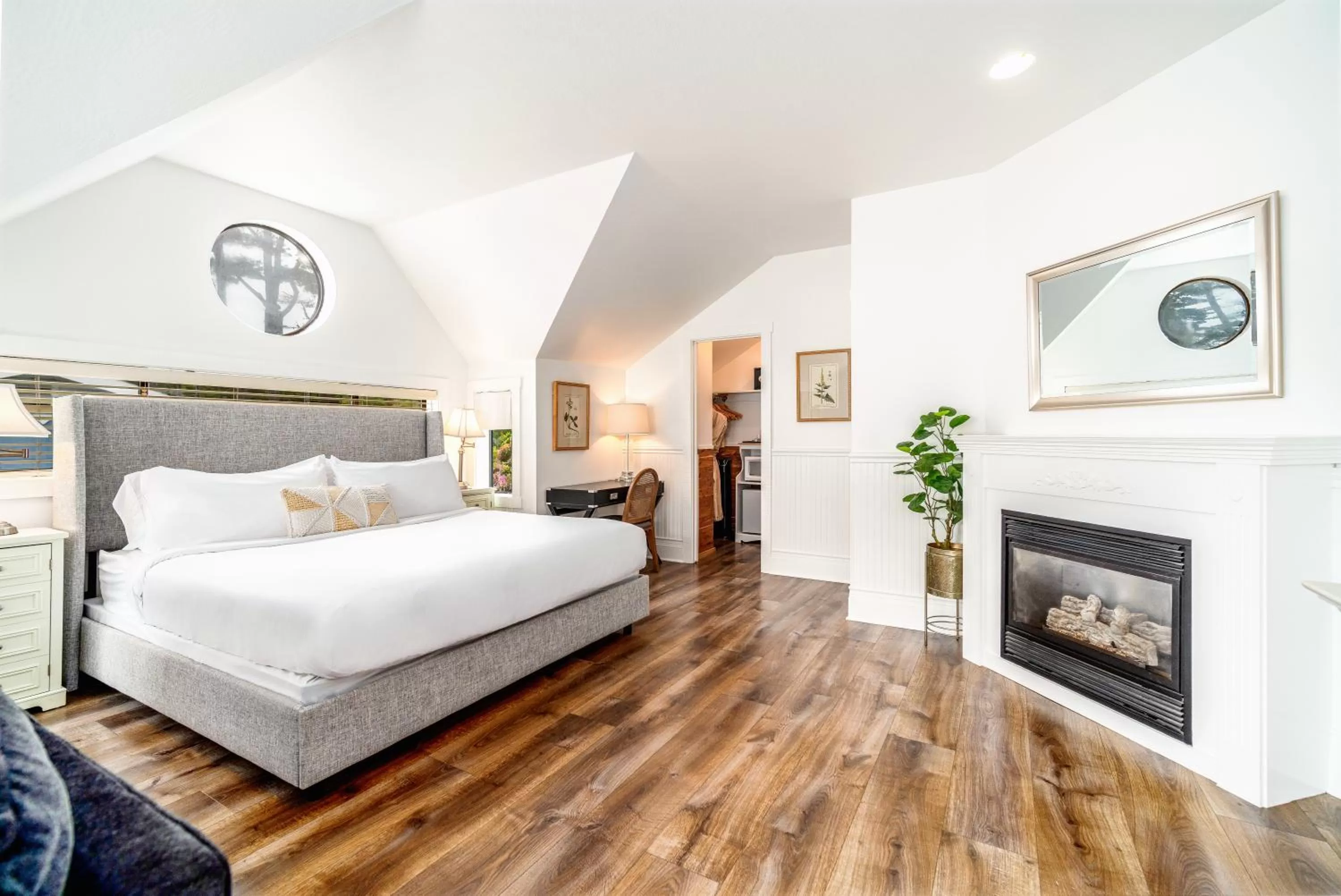 Bed in Agate Cove Inn