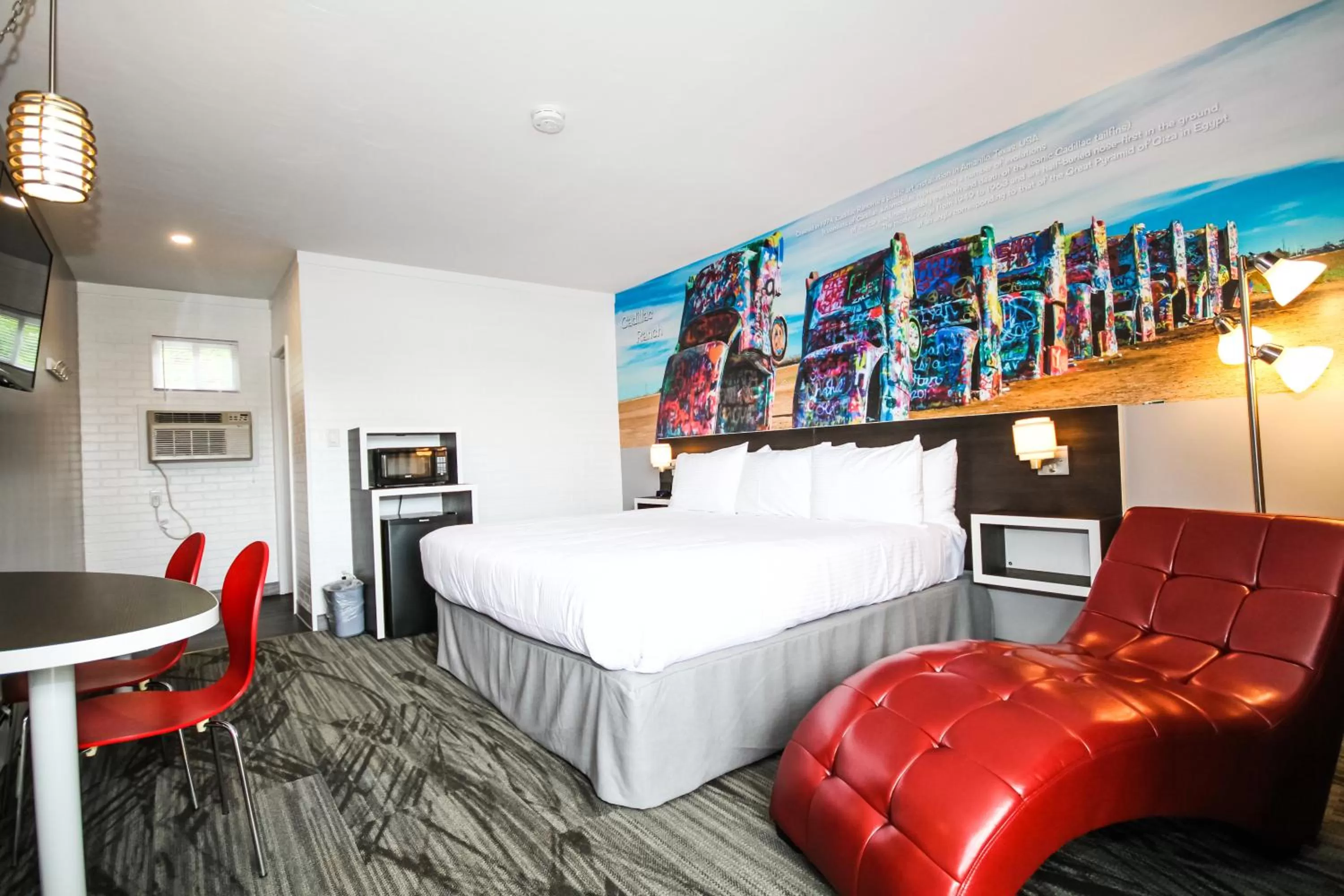 Photo of the whole room, Bed in Cadillac Motel Niagara