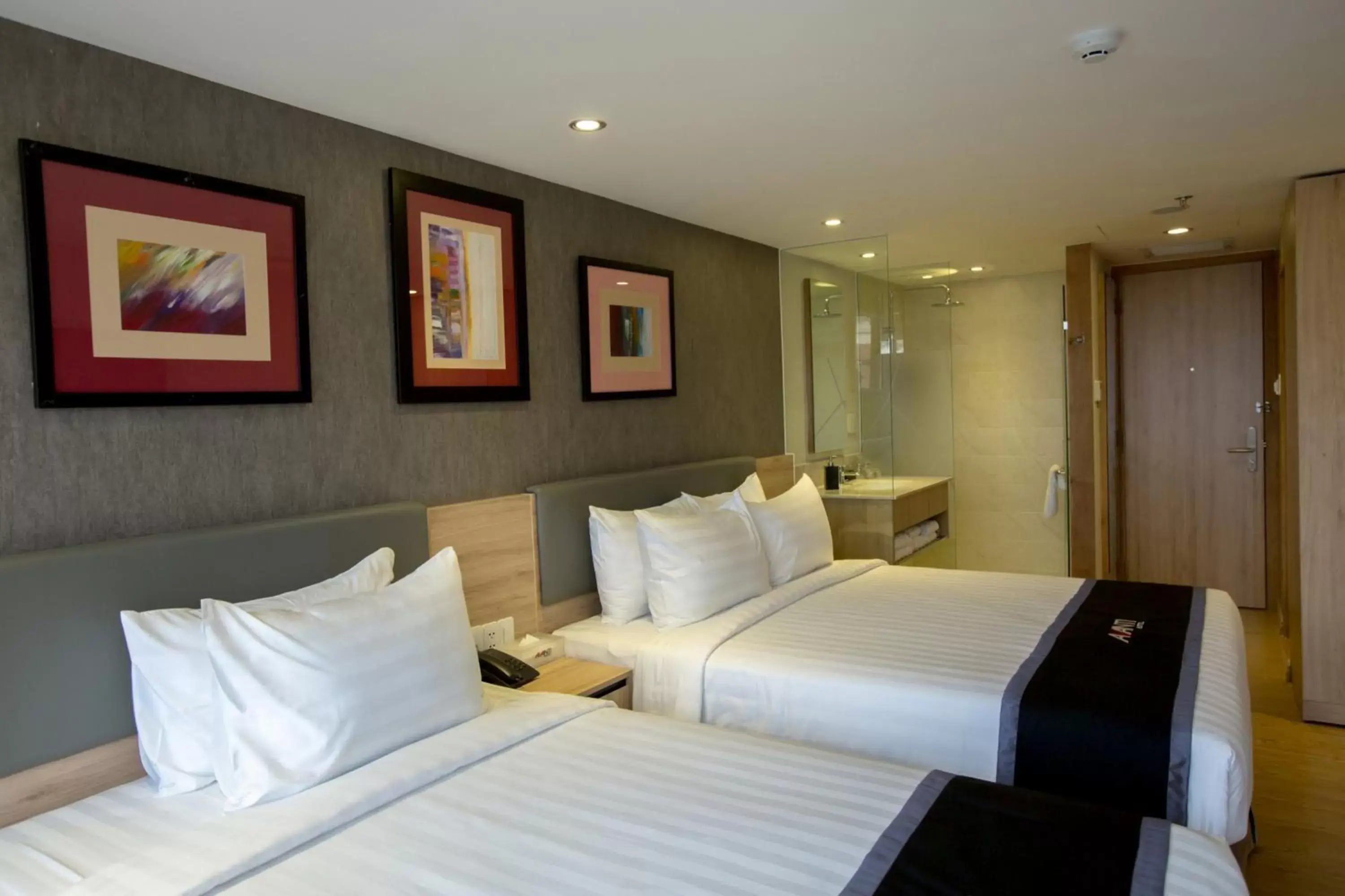 Bed, Room Photo in Avanti Hotel