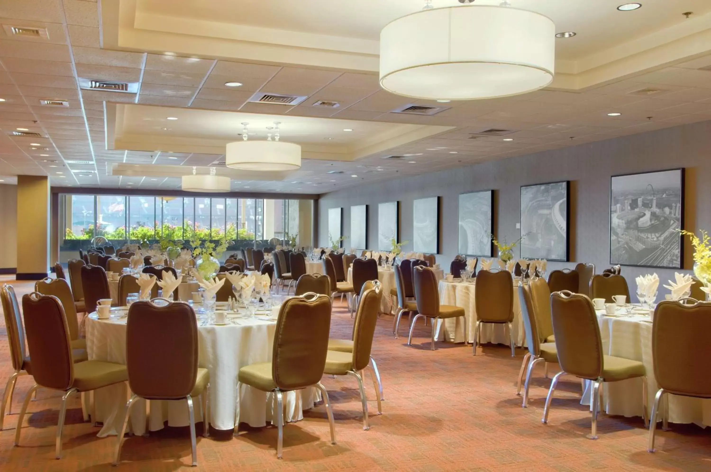 Meeting/conference room, Restaurant/Places to Eat in Hilton St. Louis at the Ballpark