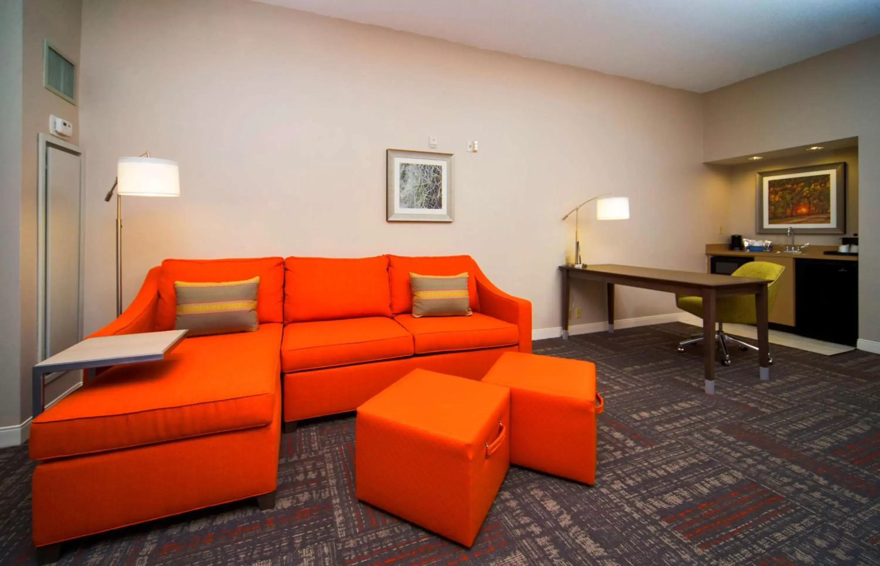 Bed, Seating Area in Hampton Inn & Suites Valdosta/Conference Center