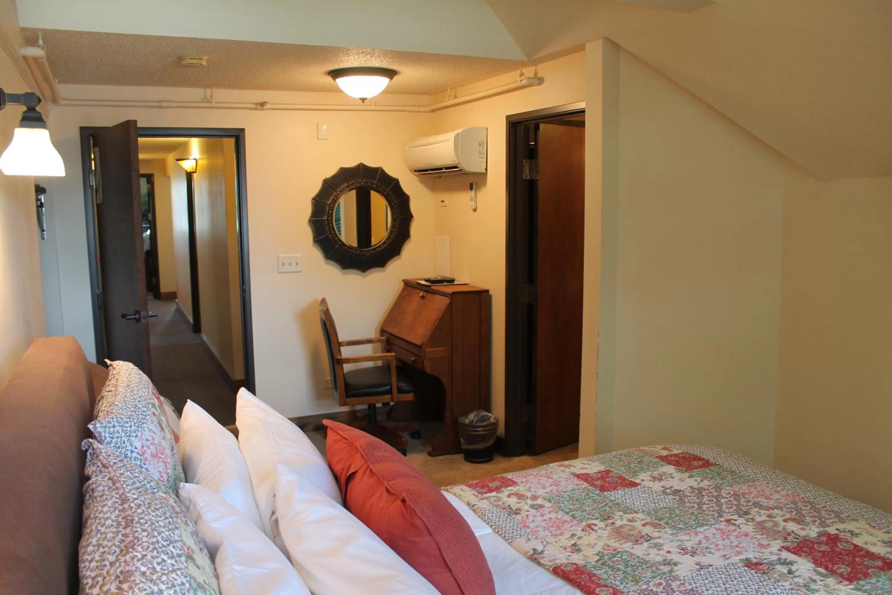 Bed in Iowa House Historic Inn